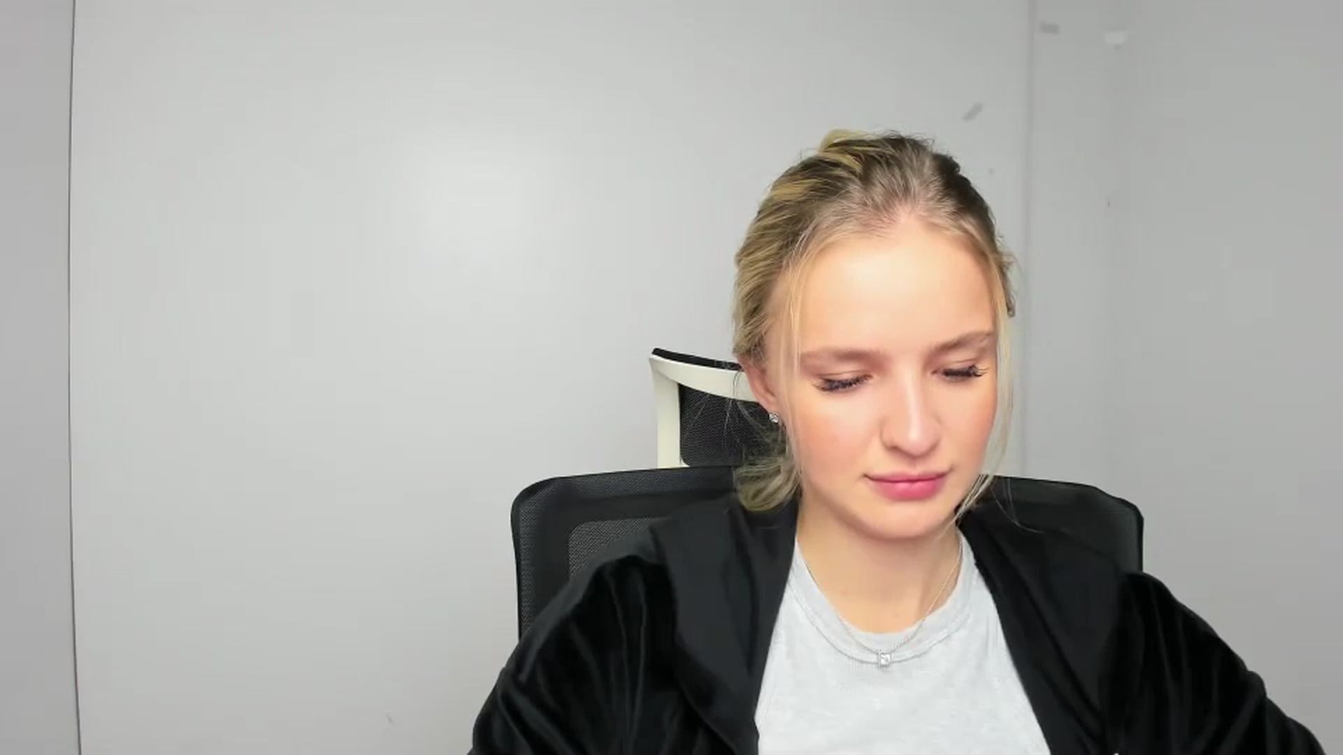 Gallery image thumbnail from Bella_amorere's myfreecams stream on, 09/24/2024, 12:32 image 19 of 20