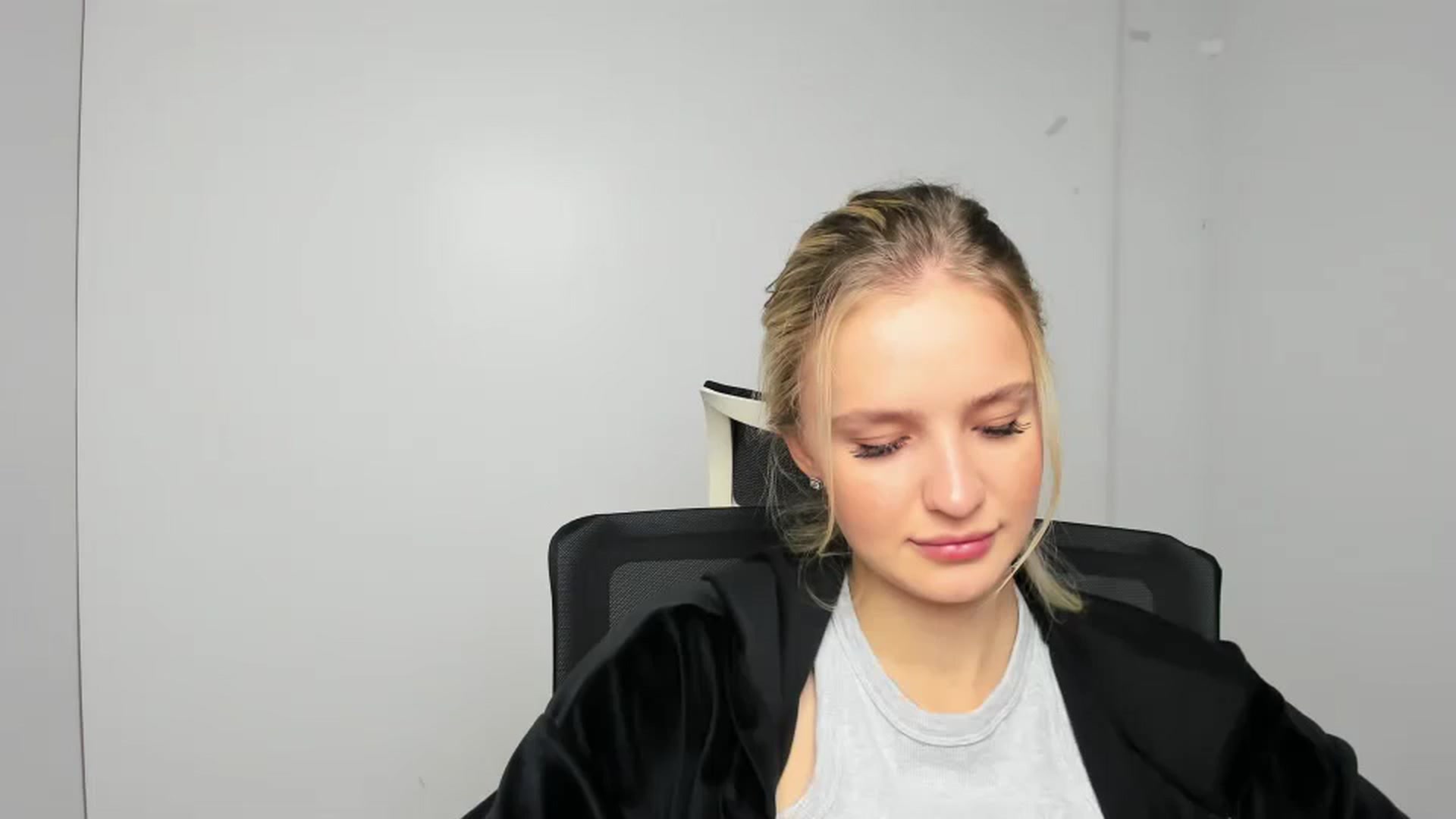 Gallery image thumbnail from Bella_amorere's myfreecams stream on, 09/24/2024, 13:28 image 16 of 20