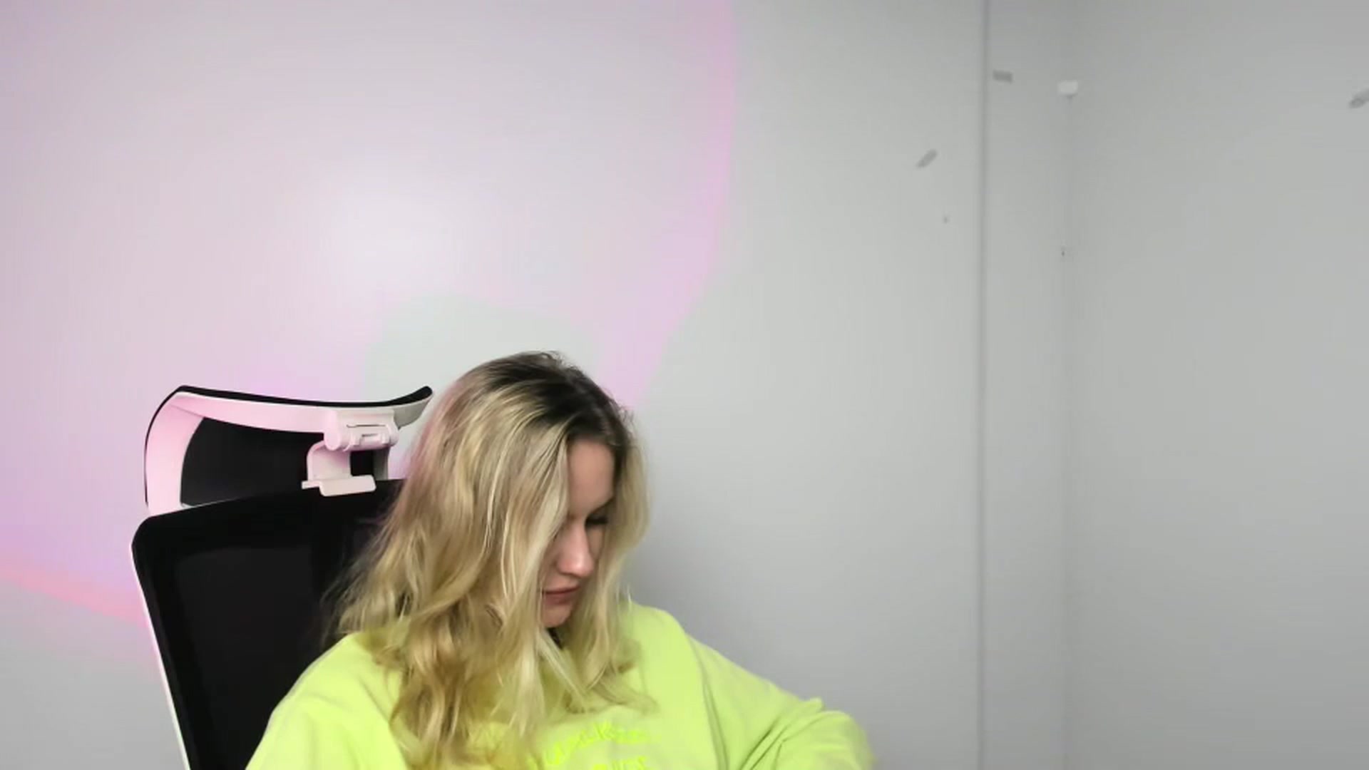 Gallery image thumbnail from Bella_amorere's myfreecams stream on, 09/25/2024, 08:55 image 18 of 20