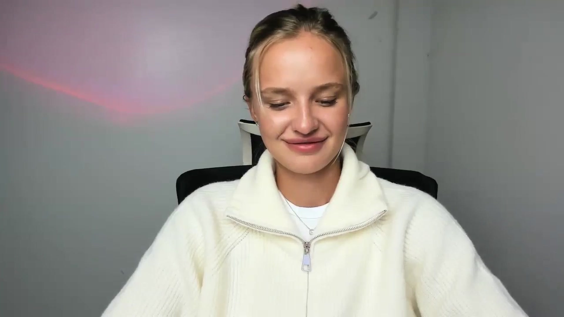 Gallery image thumbnail from Bella_amorere's myfreecams stream on, 10/08/2024, 16:28 image 17 of 20