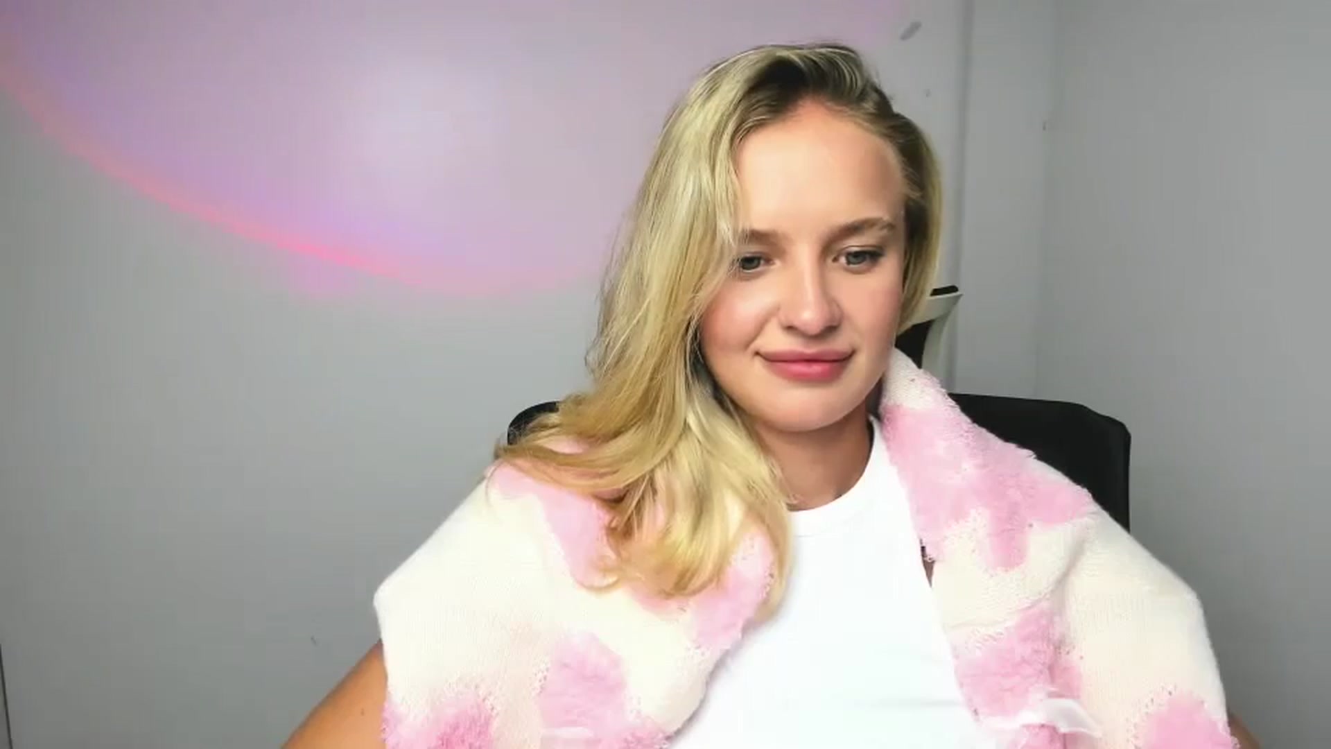 Gallery image thumbnail from Bella_amorere's myfreecams stream on, 10/10/2024, 14:31 image 13 of 20