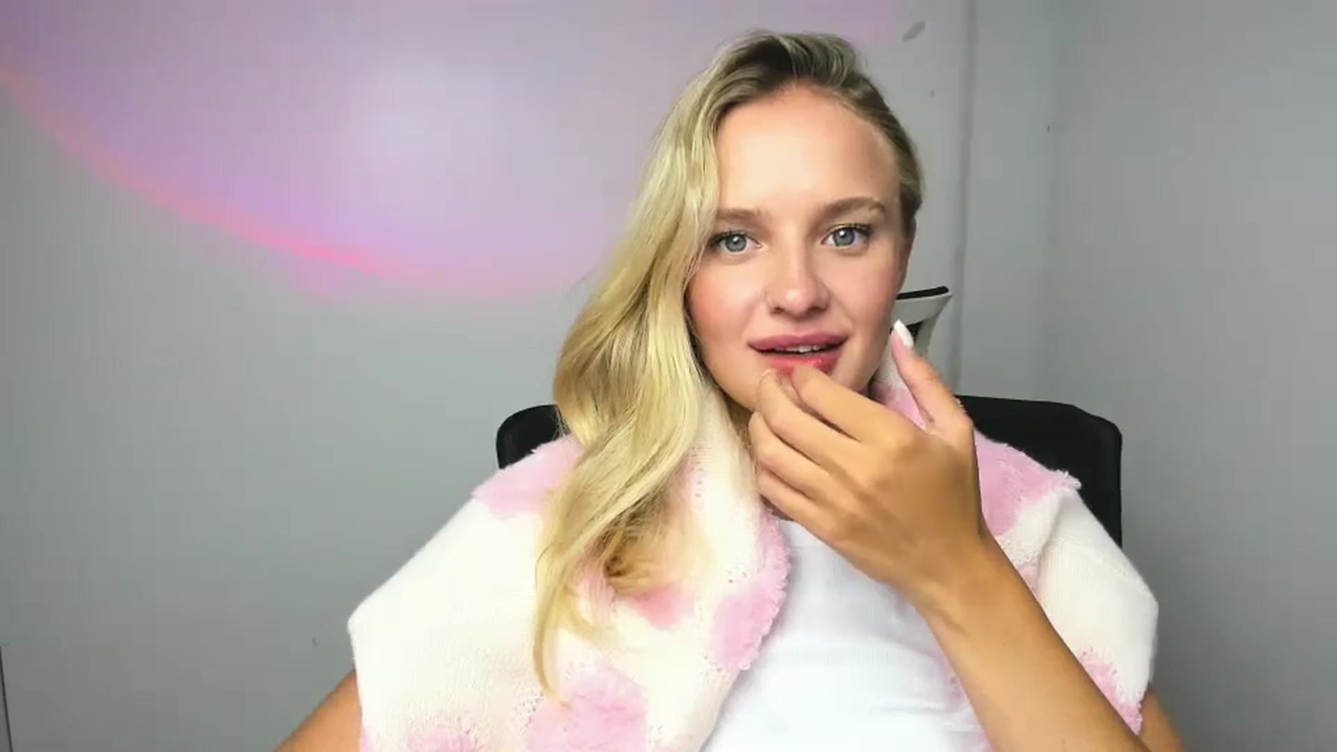 Gallery image thumbnail from Bella_amorere's myfreecams stream on, 10/10/2024, 14:31 image 9 of 20