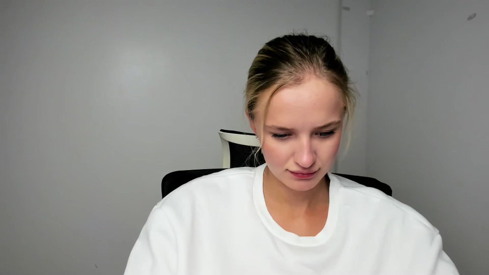 Gallery image thumbnail from Bella_amorere's myfreecams stream on, 10/14/2024, 13:16 image 20 of 20