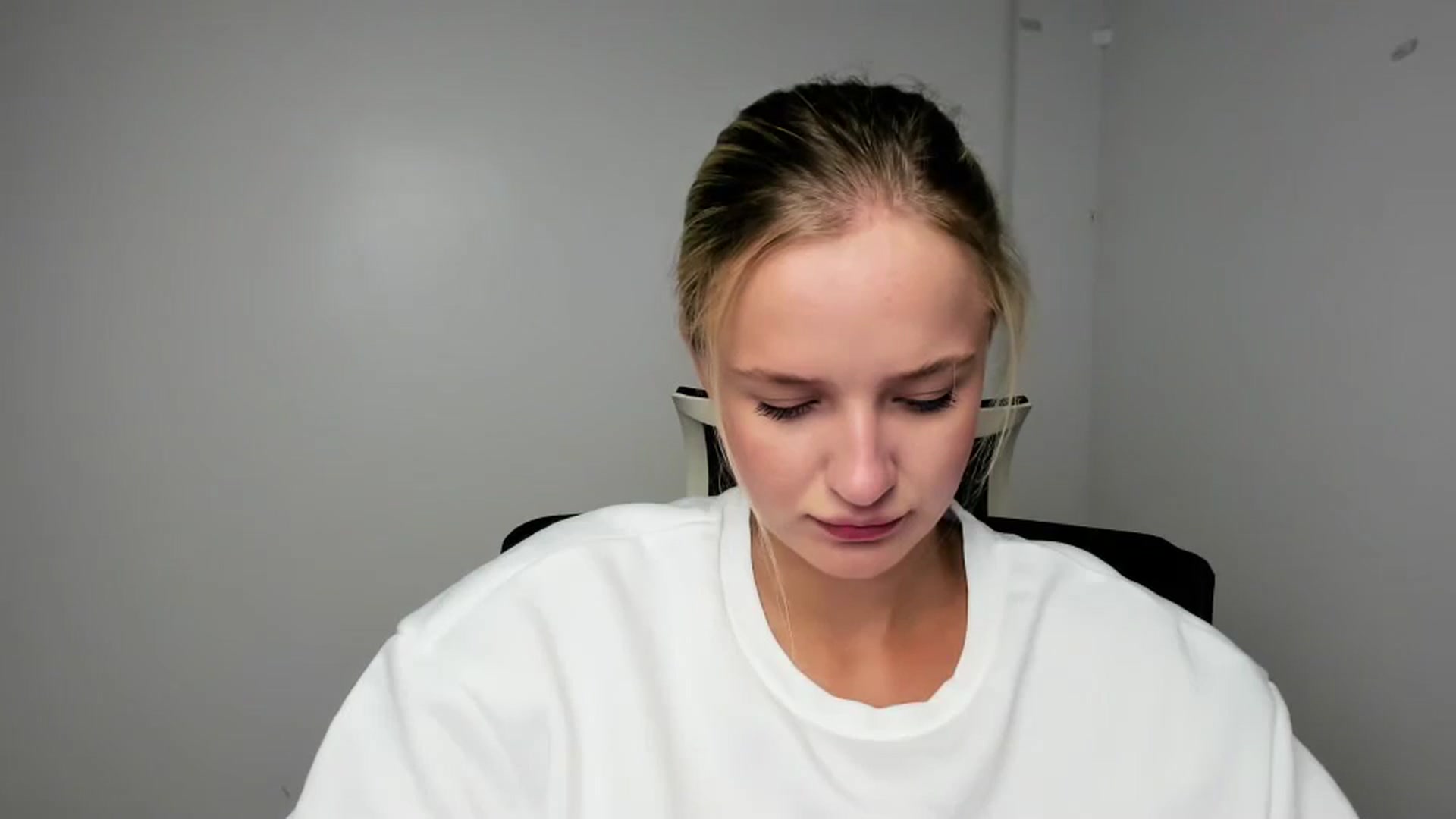 Gallery image thumbnail from Bella_amorere's myfreecams stream on, 10/14/2024, 13:16 image 4 of 20