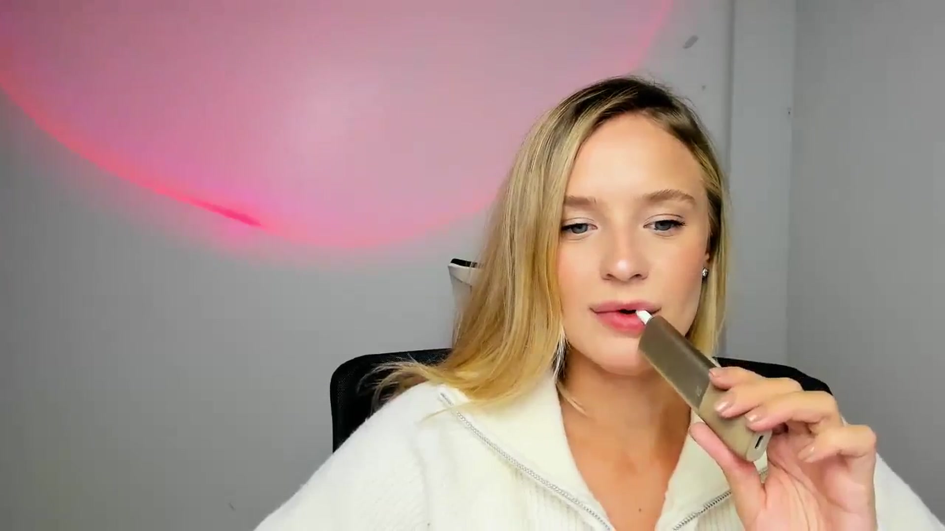 Gallery image thumbnail from Bella_amorere's myfreecams stream on, 10/19/2024, 12:30 image 9 of 20