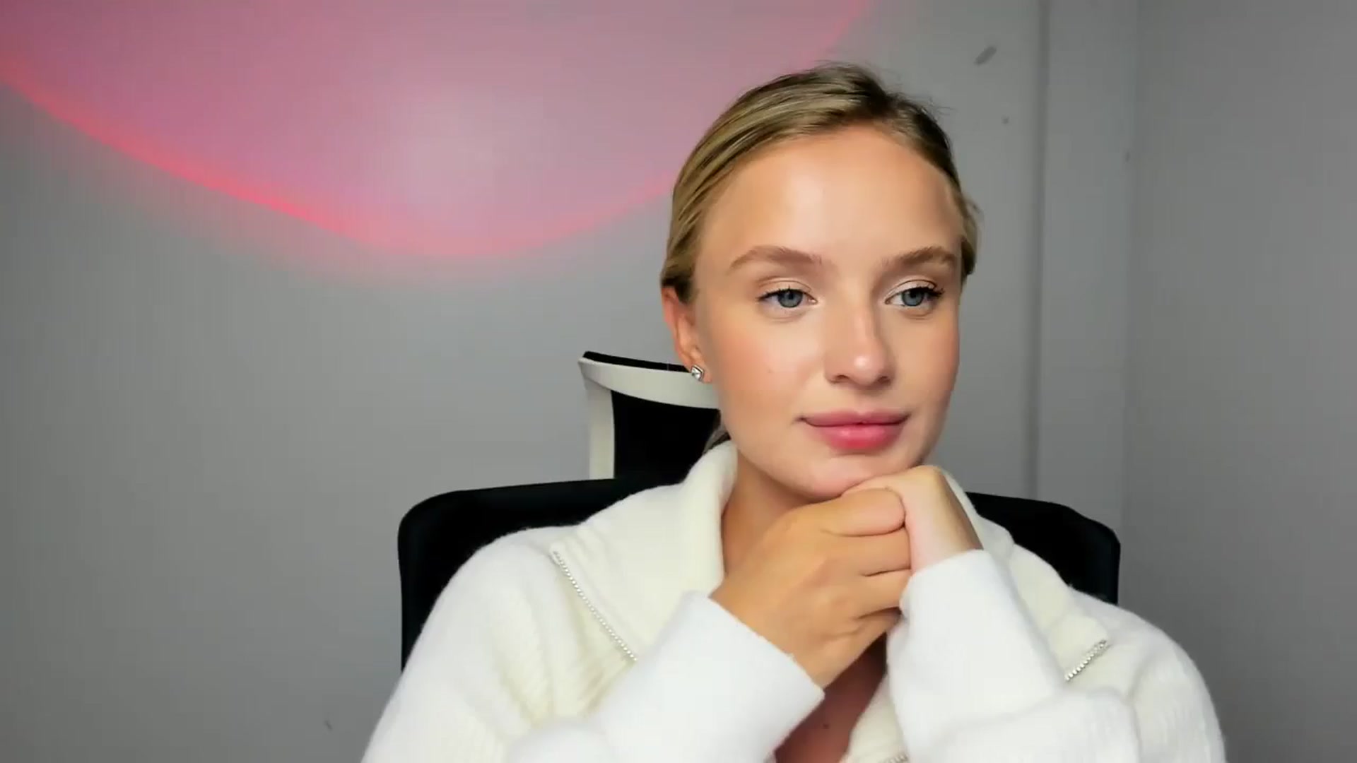 Gallery image thumbnail from Bella_amorere's myfreecams stream on, 10/19/2024, 16:46 image 4 of 20