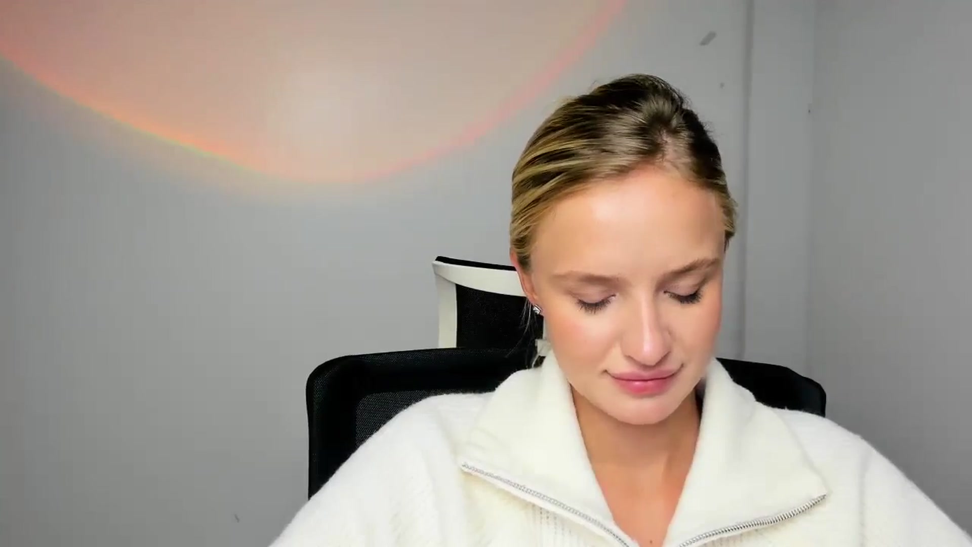 Gallery image thumbnail from Bella_amorere's myfreecams stream on, 10/19/2024, 16:46 image 17 of 20
