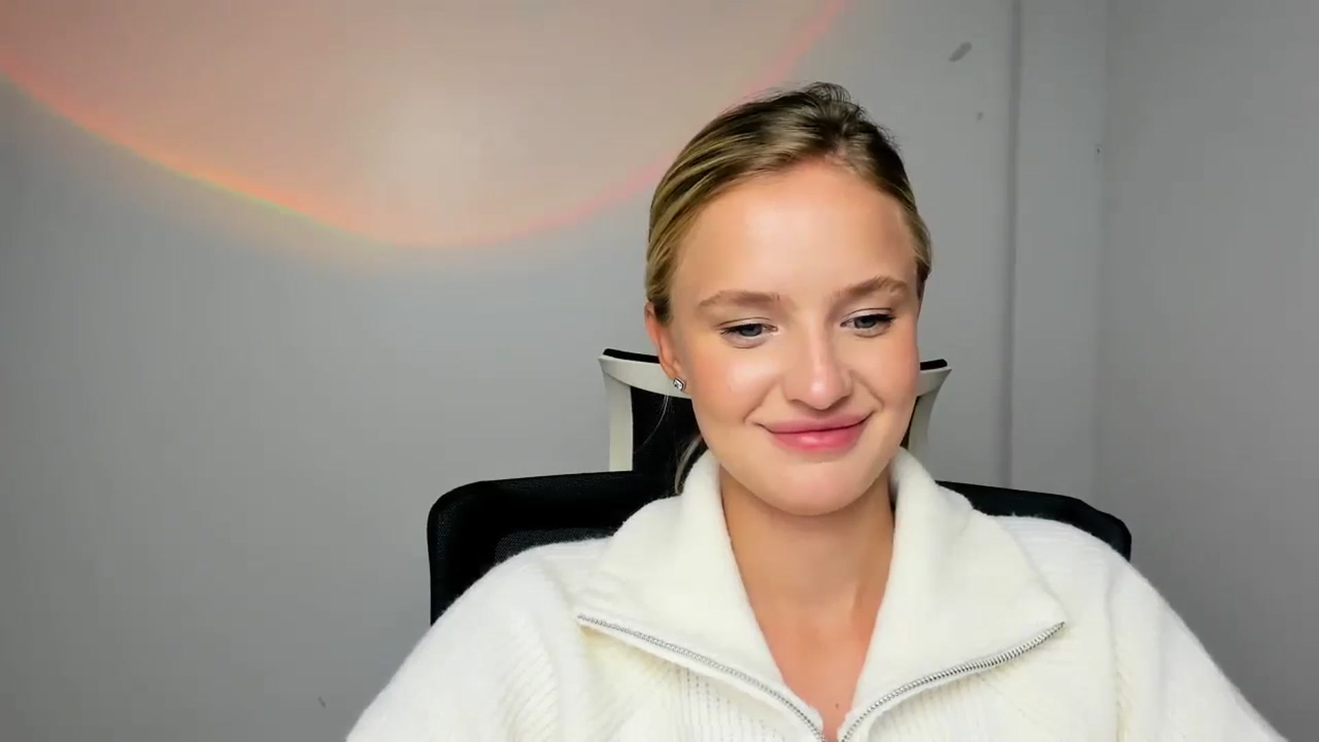 Gallery image thumbnail from Bella_amorere's myfreecams stream on, 10/19/2024, 16:46 image 15 of 20
