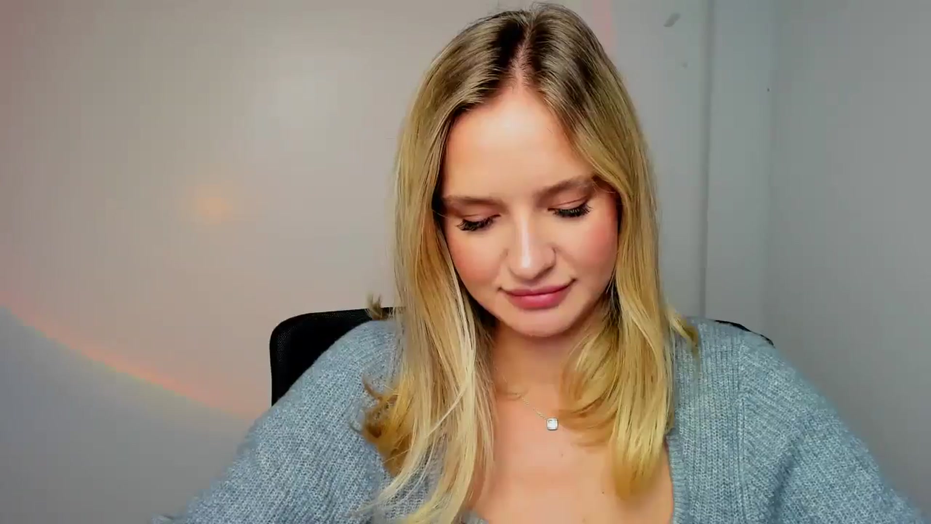 Gallery image thumbnail from Bella_amorere's myfreecams stream on, 10/21/2024, 12:46 image 6 of 20