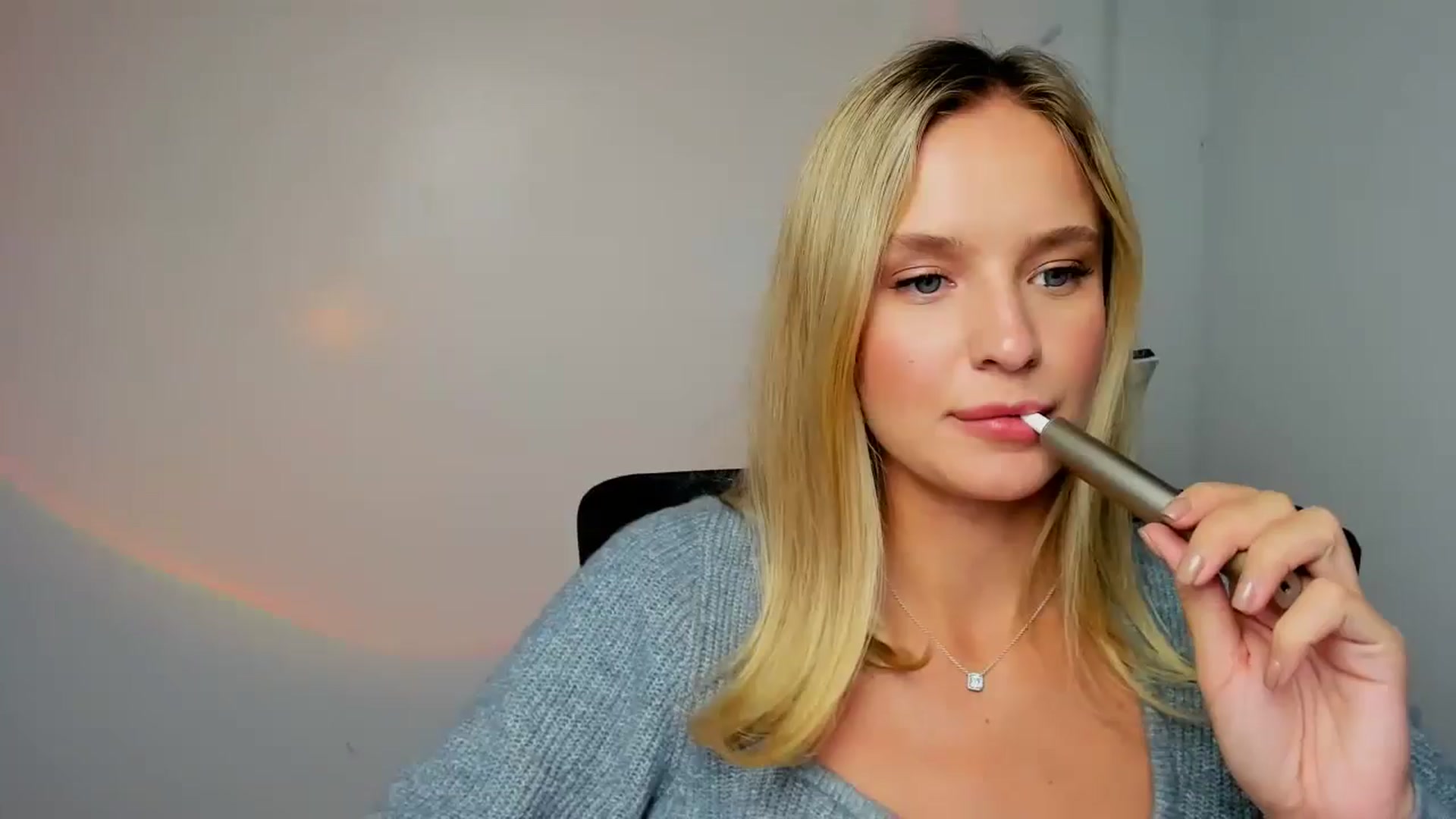Gallery image thumbnail from Bella_amorere's myfreecams stream on, 10/21/2024, 13:50 image 5 of 20