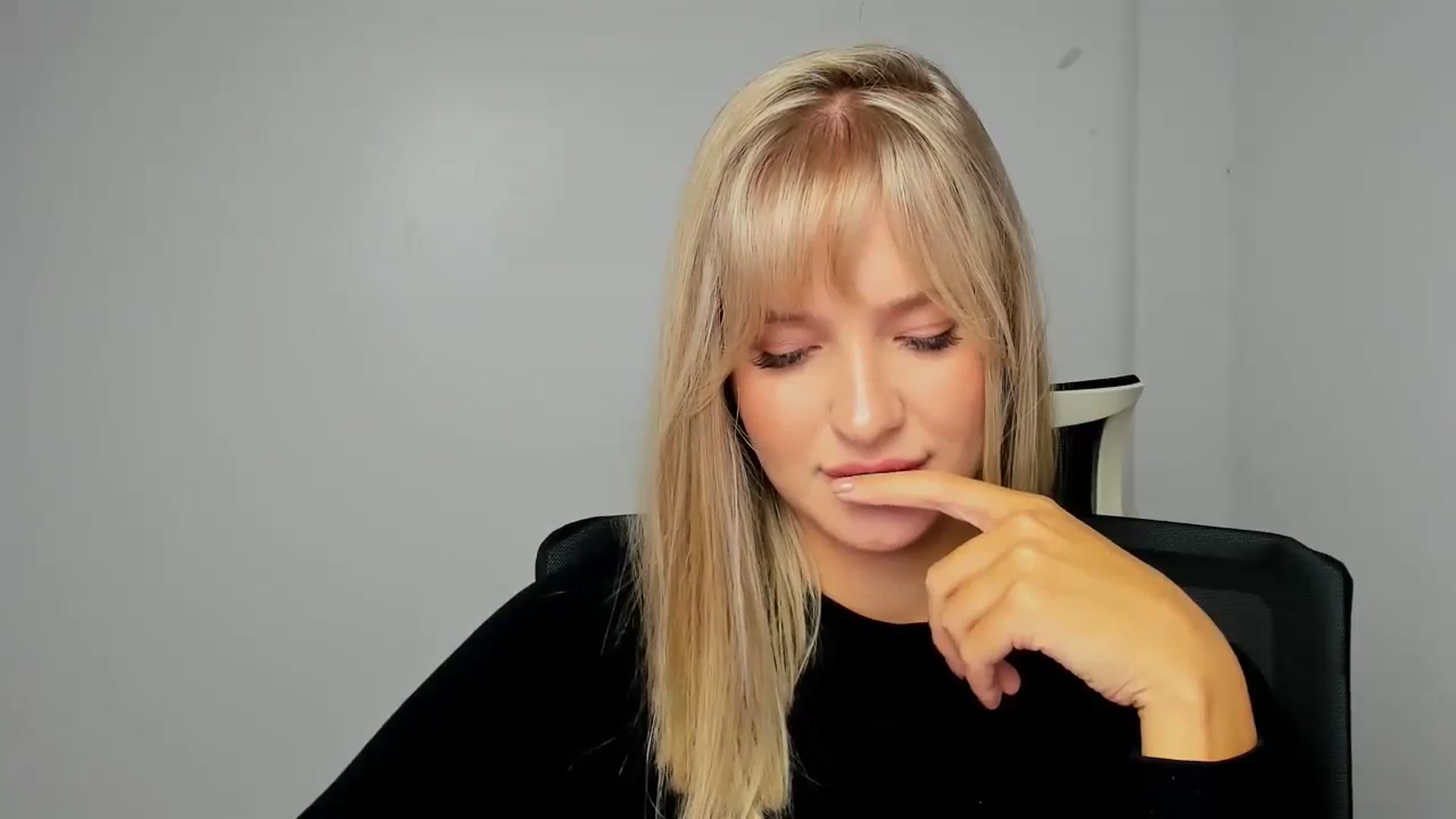 Gallery image thumbnail from Bella_amorere's myfreecams stream on, 10/23/2024, 15:27 image 12 of 20