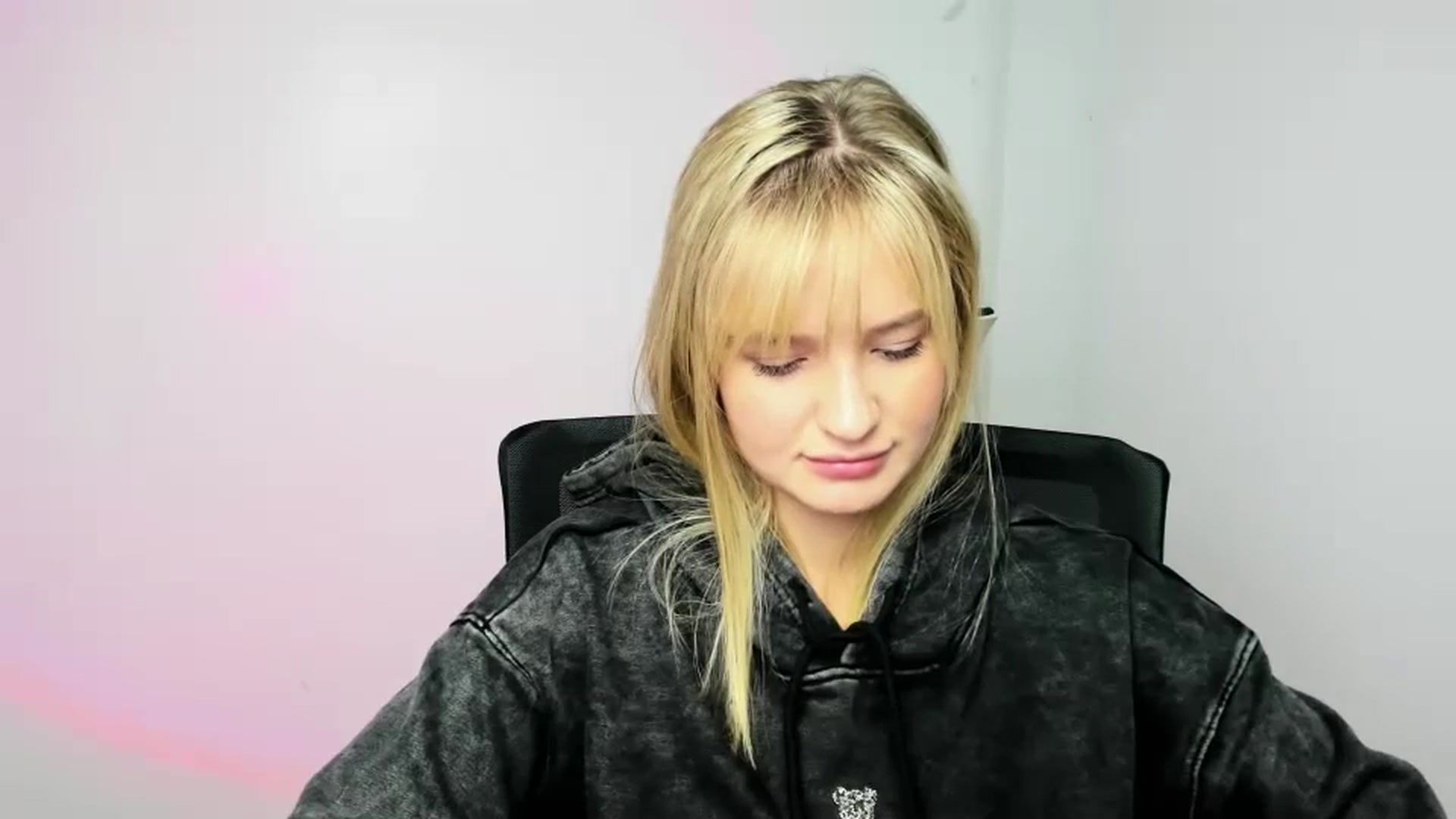 Gallery image thumbnail from Bella_amorere's myfreecams stream on, 11/21/2024, 13:19 image 15 of 20