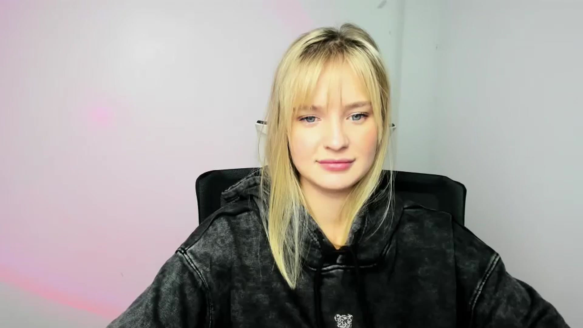 Gallery image thumbnail from Bella_amorere's myfreecams stream on, 11/21/2024, 13:19 image 12 of 20