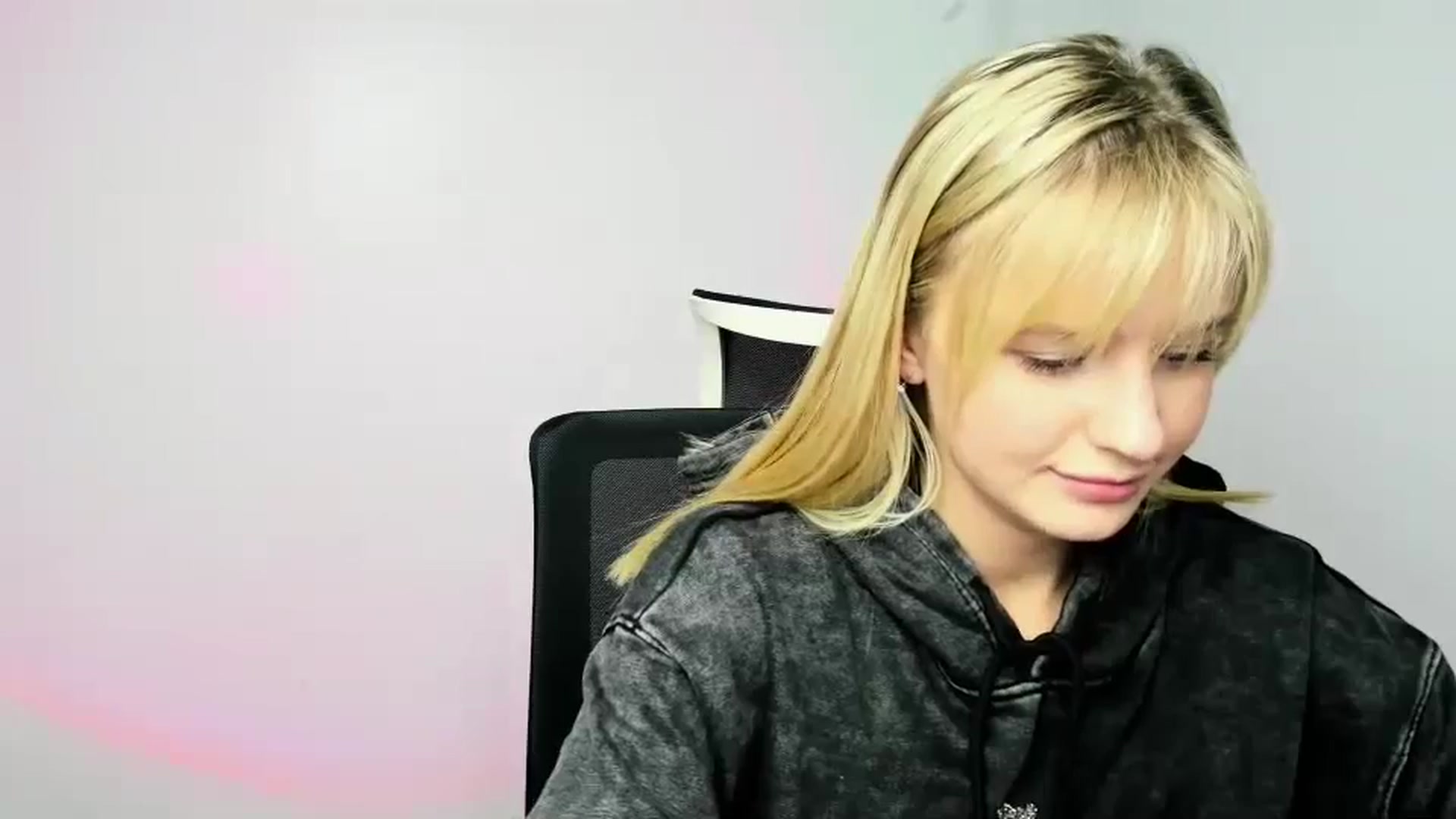 Gallery image thumbnail from Bella_amorere's myfreecams stream on, 11/21/2024, 13:19 image 18 of 20