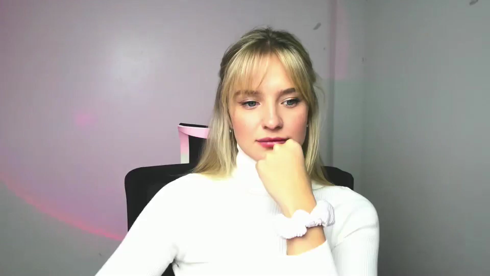 Gallery image thumbnail from Bella_amorere's myfreecams stream on, 11/24/2024, 14:23 image 12 of 20