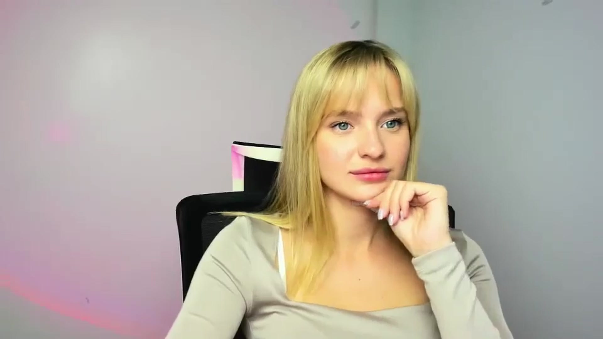 Gallery image thumbnail from Bella_amorere's myfreecams stream on, 11/27/2024, 14:48 image 8 of 20