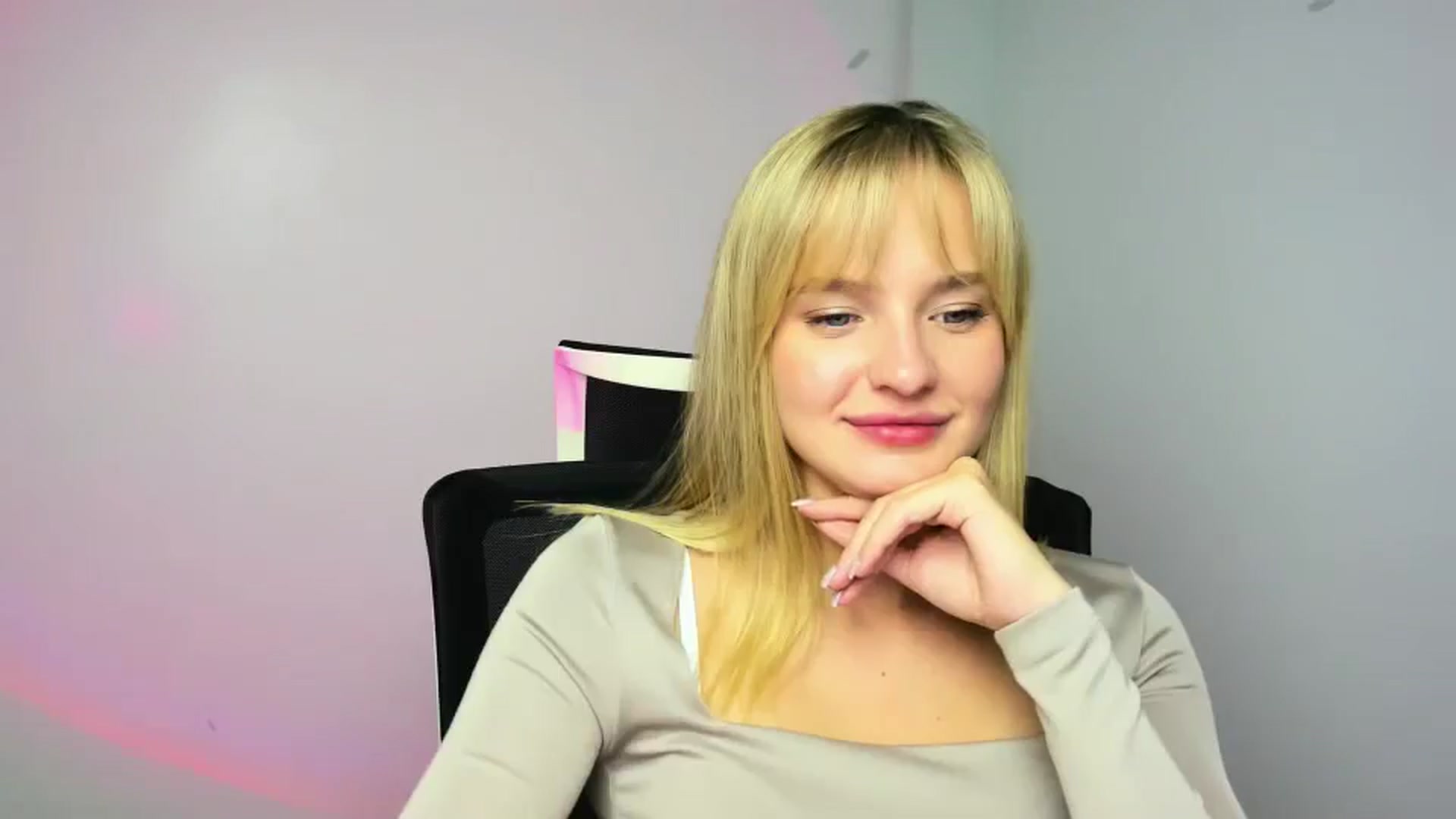 Gallery image thumbnail from Bella_amorere's myfreecams stream on, 11/27/2024, 14:48 image 9 of 20