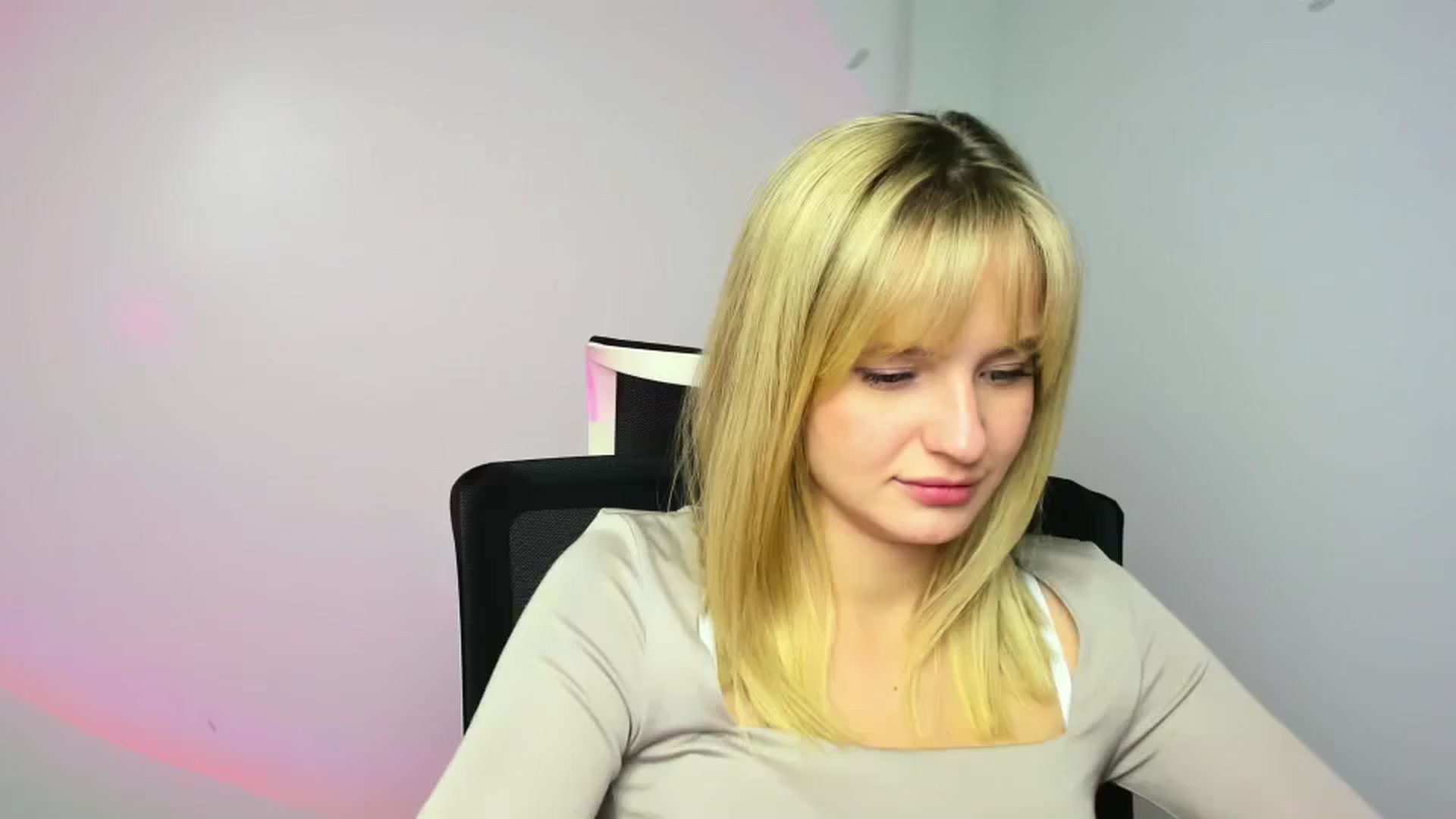 Gallery image thumbnail from Bella_amorere's myfreecams stream on, 11/27/2024, 14:48 image 16 of 20