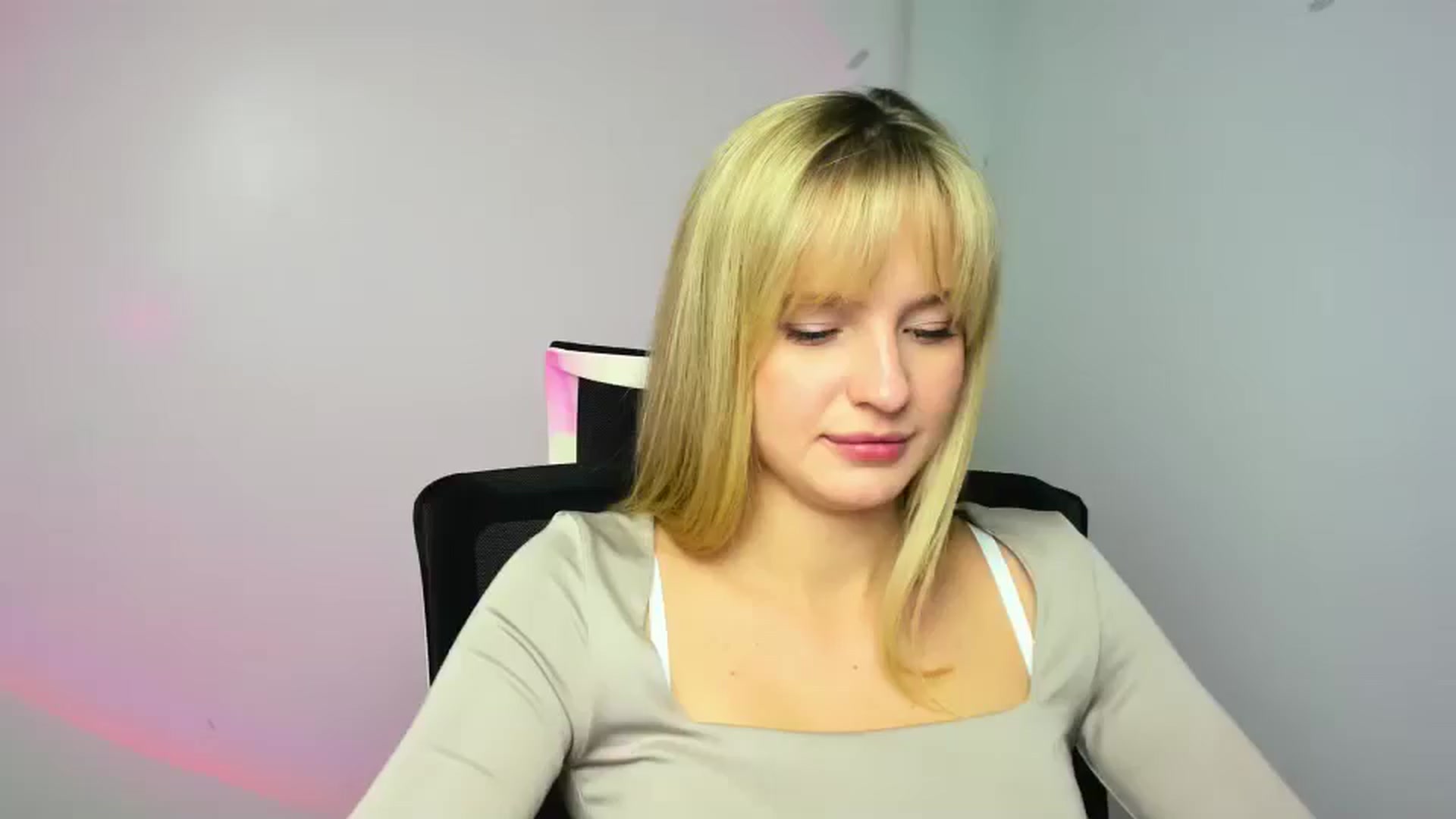 Gallery image thumbnail from Bella_amorere's myfreecams stream on, 11/27/2024, 14:48 image 1 of 20