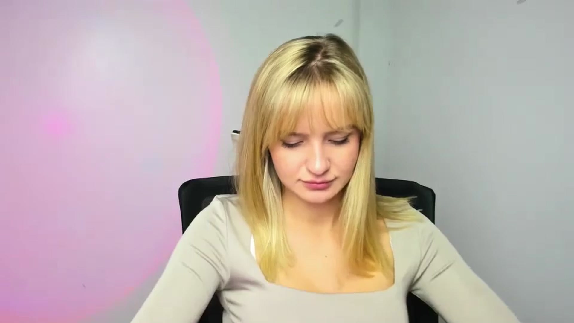 Gallery image thumbnail from Bella_amorere's myfreecams stream on, 11/27/2024, 17:17 image 4 of 20
