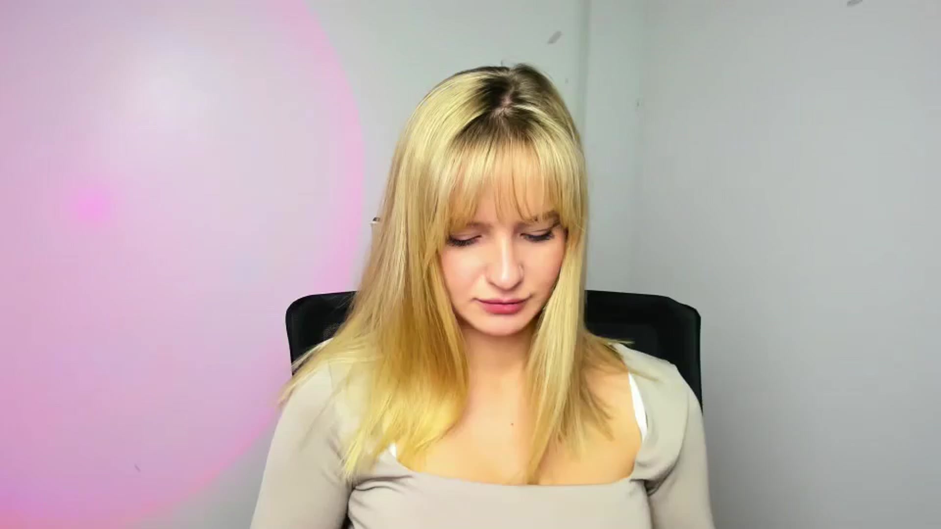 Gallery image thumbnail from Bella_amorere's myfreecams stream on, 11/27/2024, 17:17 image 7 of 20