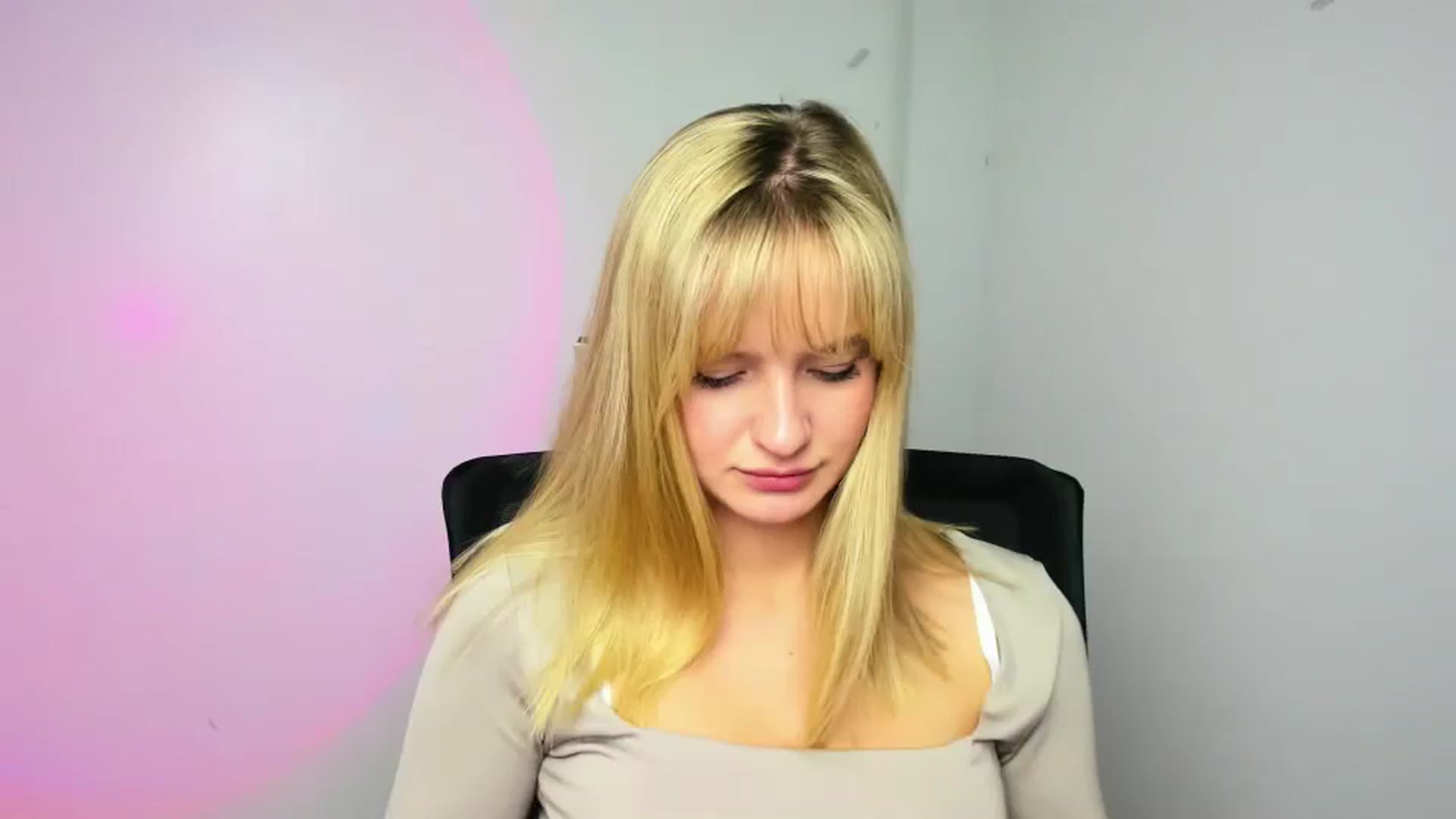 Gallery image thumbnail from Bella_amorere's myfreecams stream on, 11/27/2024, 17:17 image 6 of 20