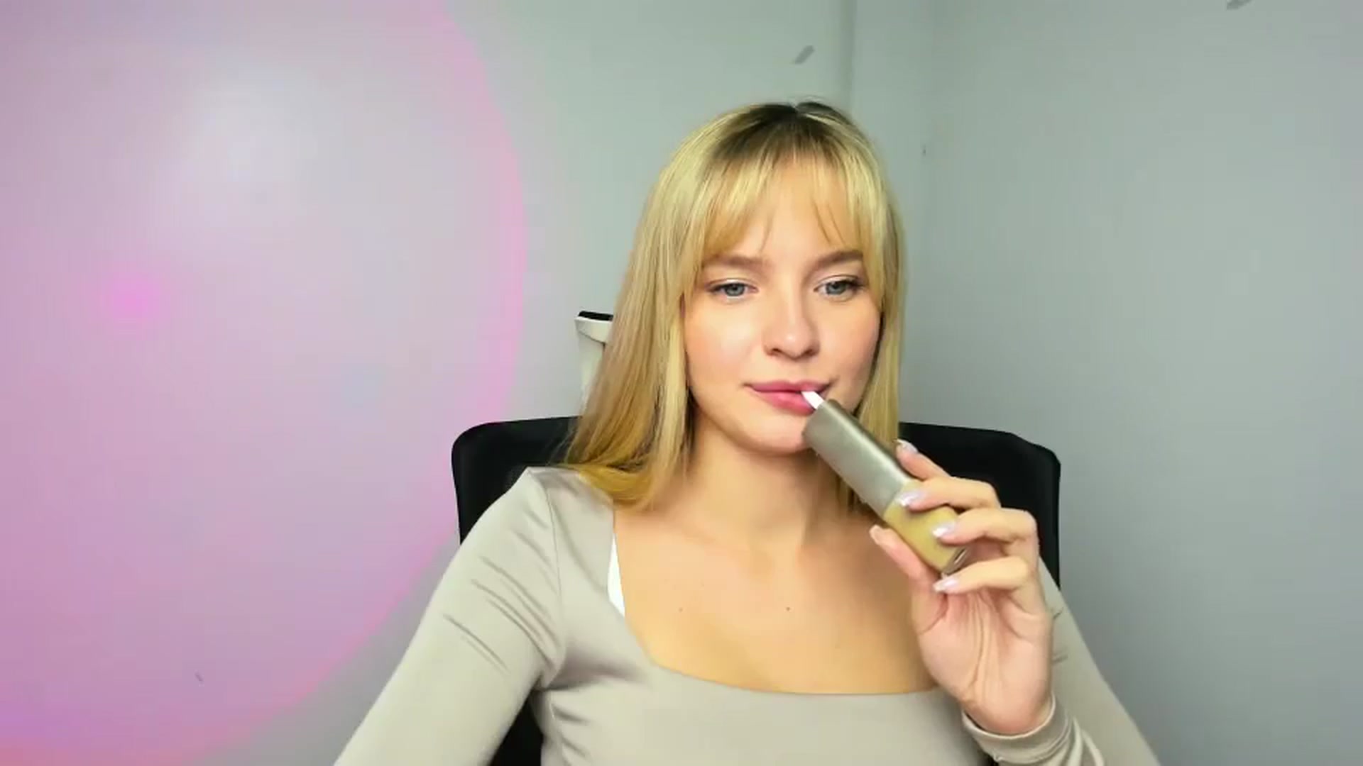Gallery image thumbnail from Bella_amorere's myfreecams stream on, 11/27/2024, 17:17 image 20 of 20