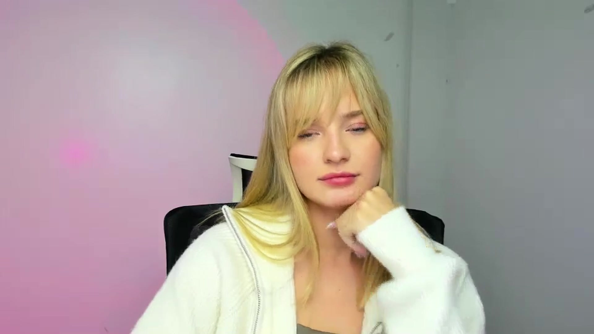 Gallery image thumbnail from Bella_amorere's myfreecams stream on, 12/05/2024, 16:45 image 14 of 20