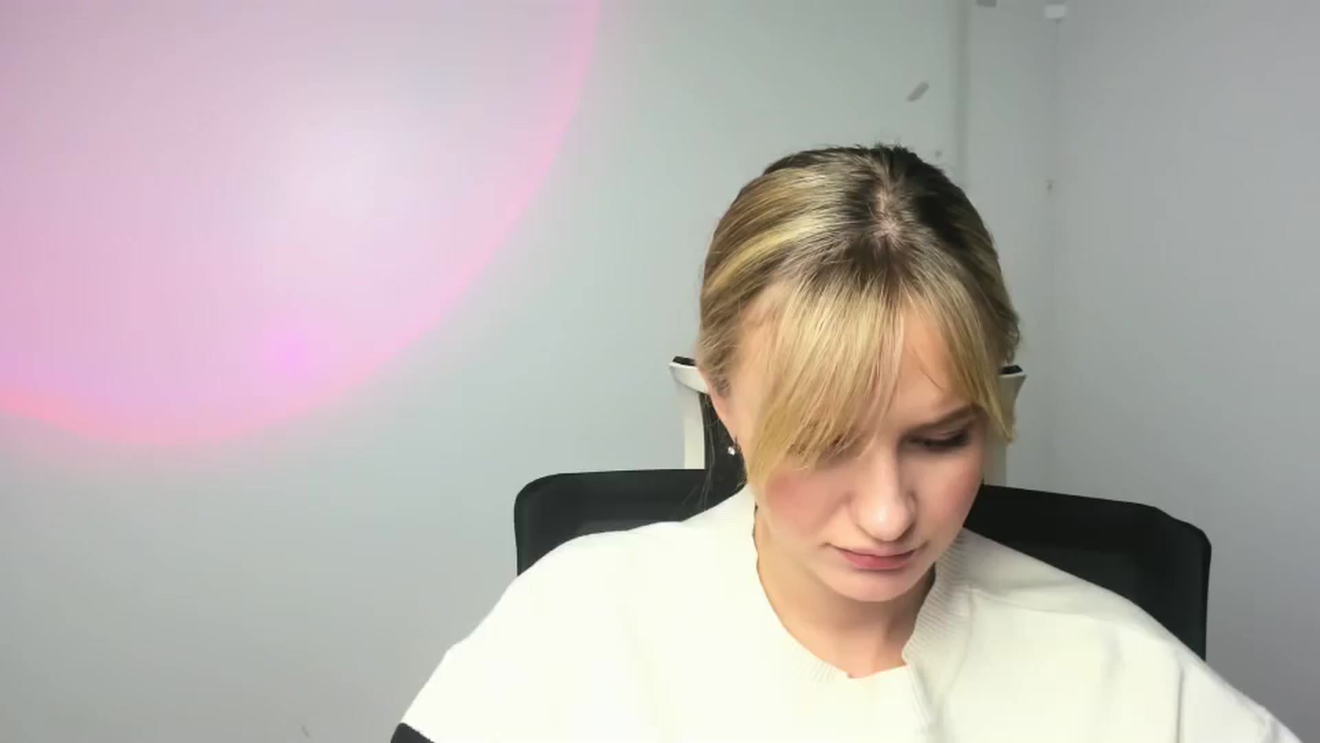 Gallery image thumbnail from Bella_amorere's myfreecams stream on, 12/15/2024, 13:32 image 19 of 20