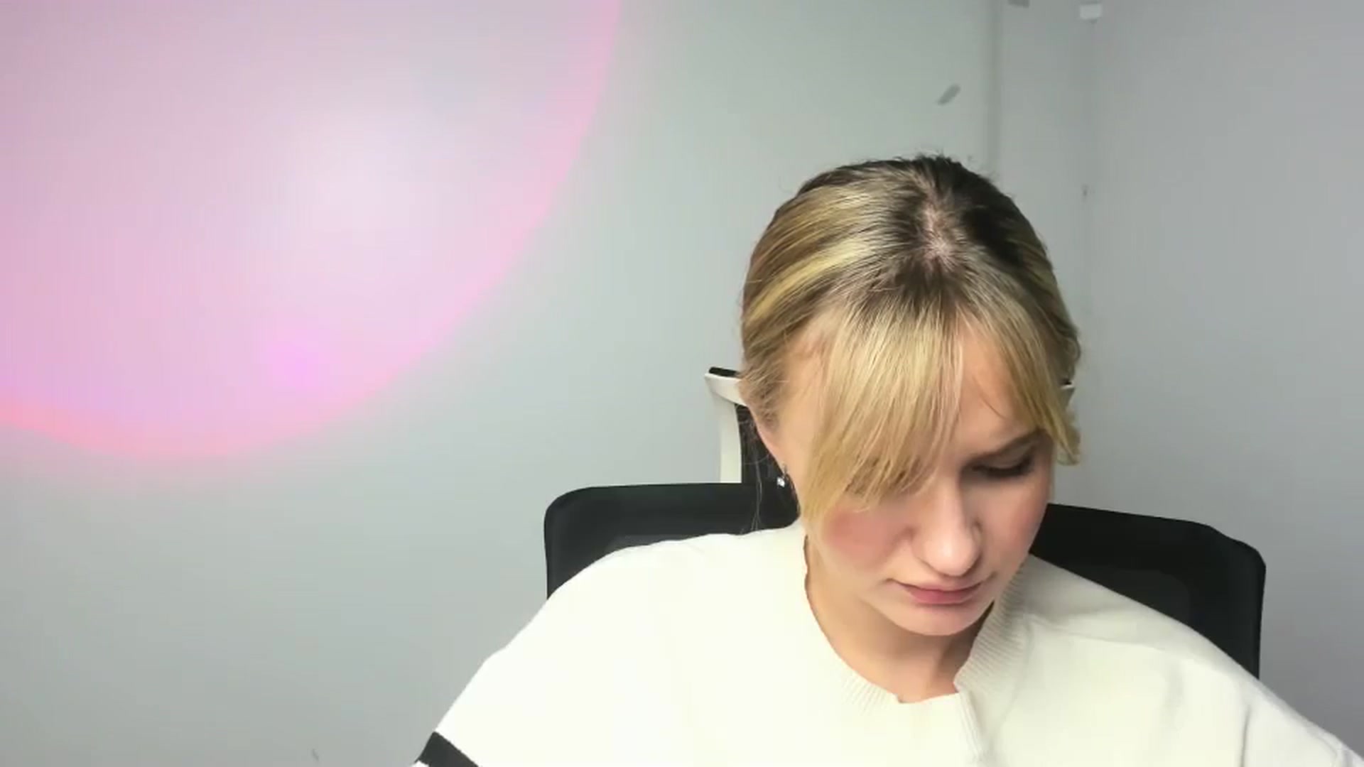 Gallery image thumbnail from Bella_amorere's myfreecams stream on, 12/15/2024, 13:32 image 20 of 20