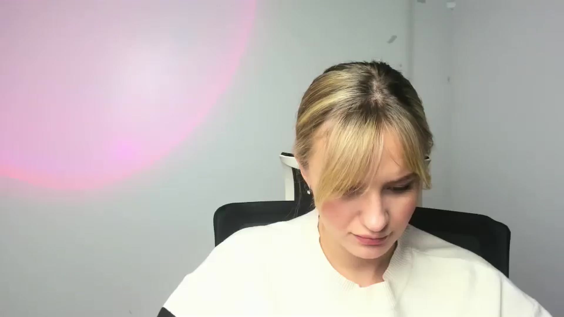 Gallery image thumbnail from Bella_amorere's myfreecams stream on, 12/15/2024, 13:32 image 18 of 20
