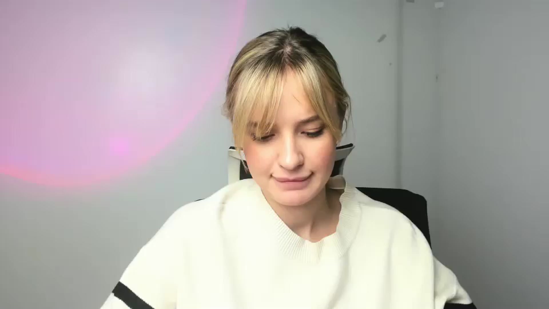 Gallery image thumbnail from Bella_amorere's myfreecams stream on, 12/15/2024, 13:58 image 13 of 20