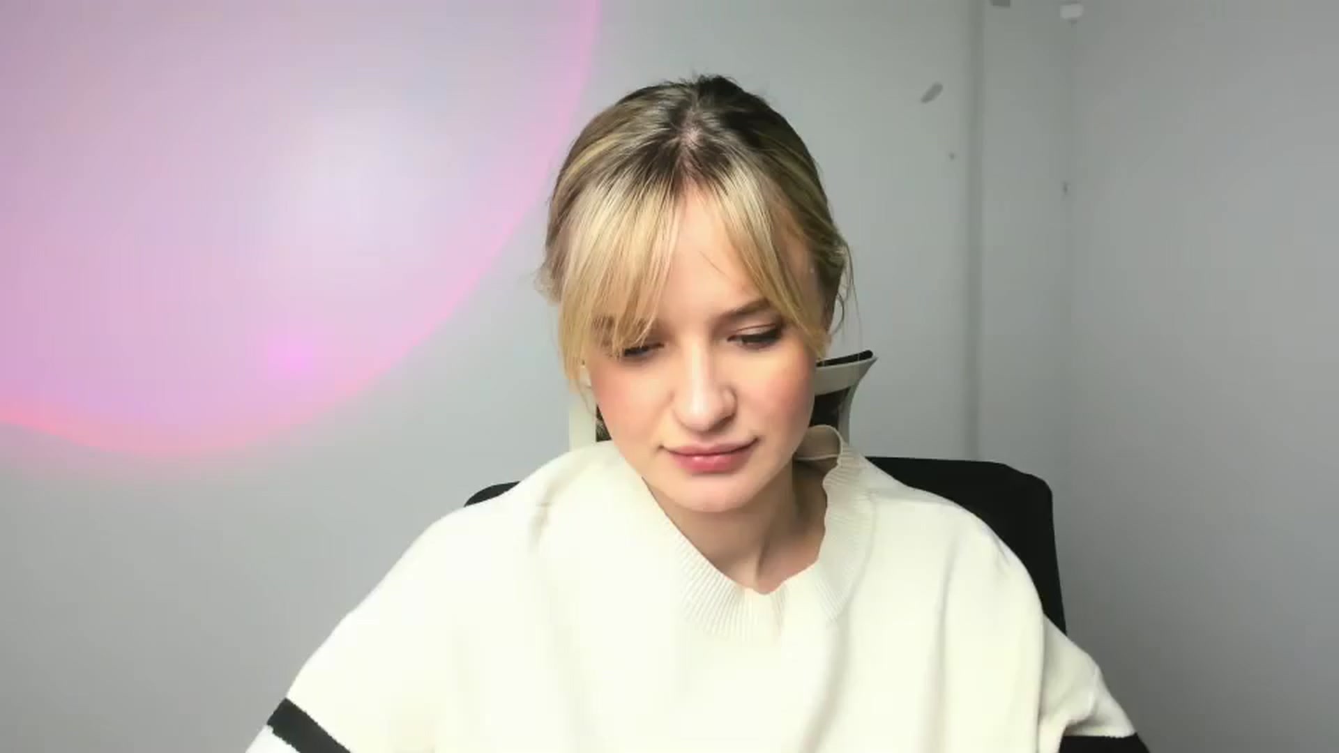 Gallery image thumbnail from Bella_amorere's myfreecams stream on, 12/15/2024, 13:58 image 12 of 20