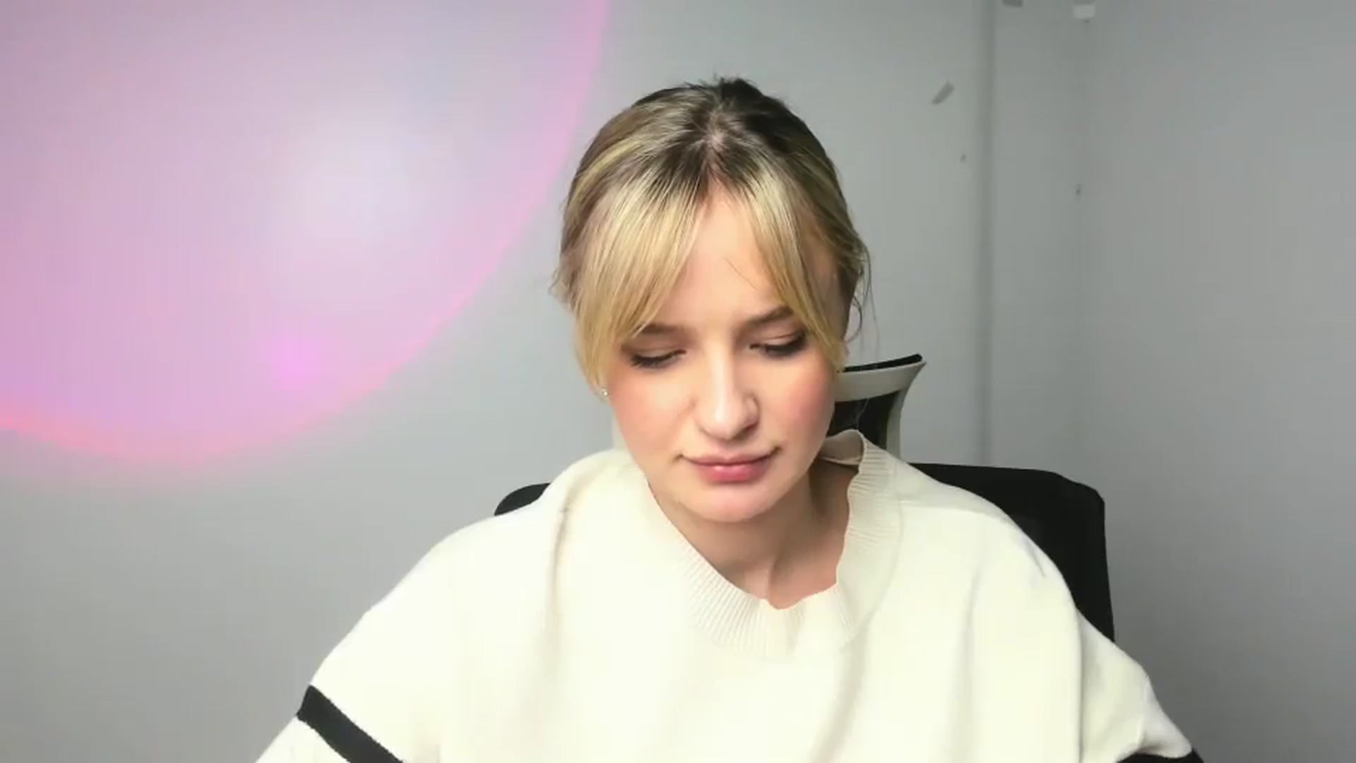 Gallery image thumbnail from Bella_amorere's myfreecams stream on, 12/15/2024, 13:58 image 16 of 20