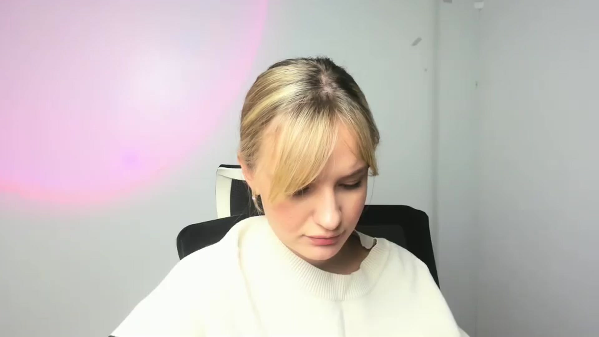 Gallery image thumbnail from Bella_amorere's myfreecams stream on, 12/15/2024, 13:58 image 18 of 20
