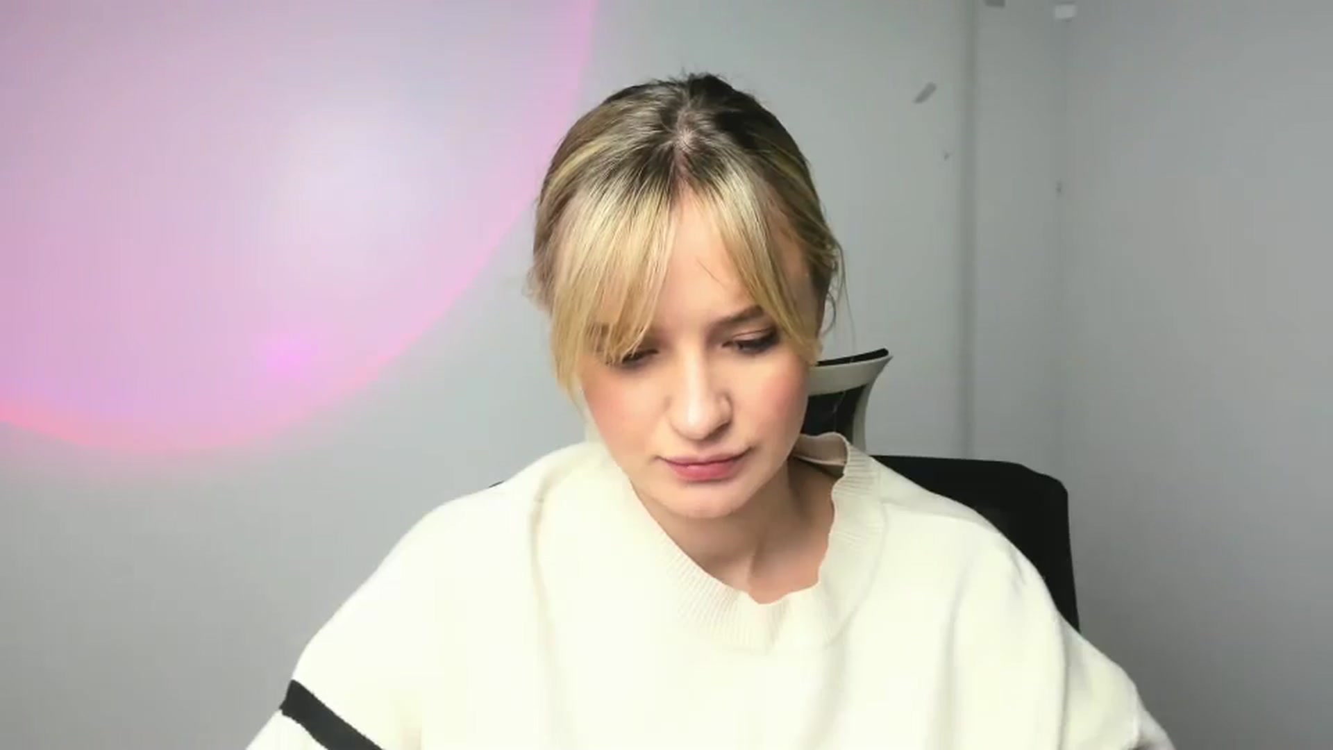 Gallery image thumbnail from Bella_amorere's myfreecams stream on, 12/15/2024, 13:58 image 14 of 20
