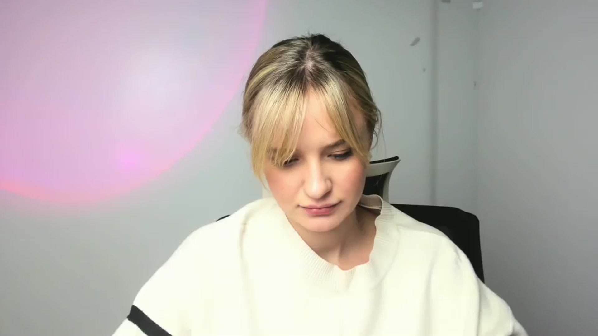 Gallery image thumbnail from Bella_amorere's myfreecams stream on, 12/15/2024, 13:58 image 15 of 20