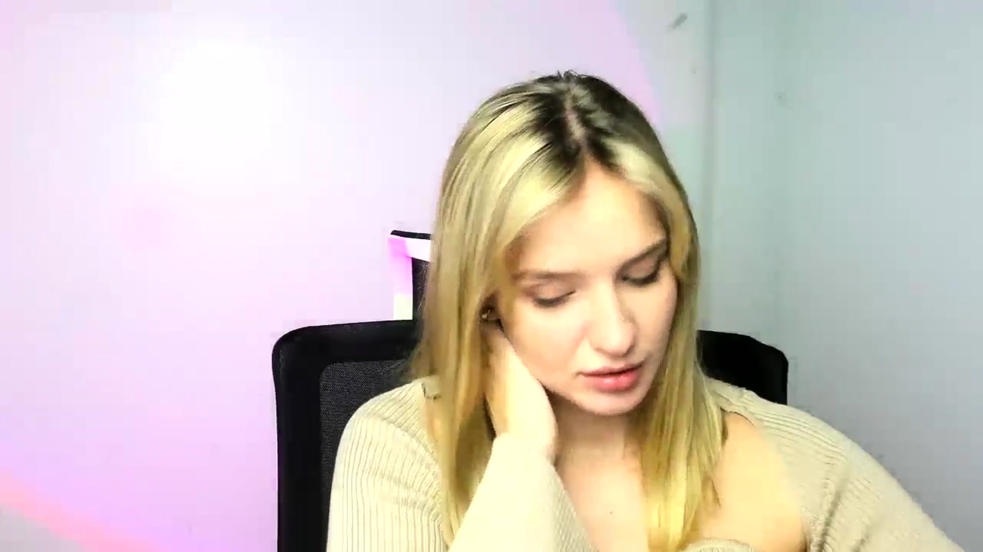 Gallery image thumbnail from Bella_amorere's myfreecams stream on, 12/18/2024, 16:26 image 14 of 20