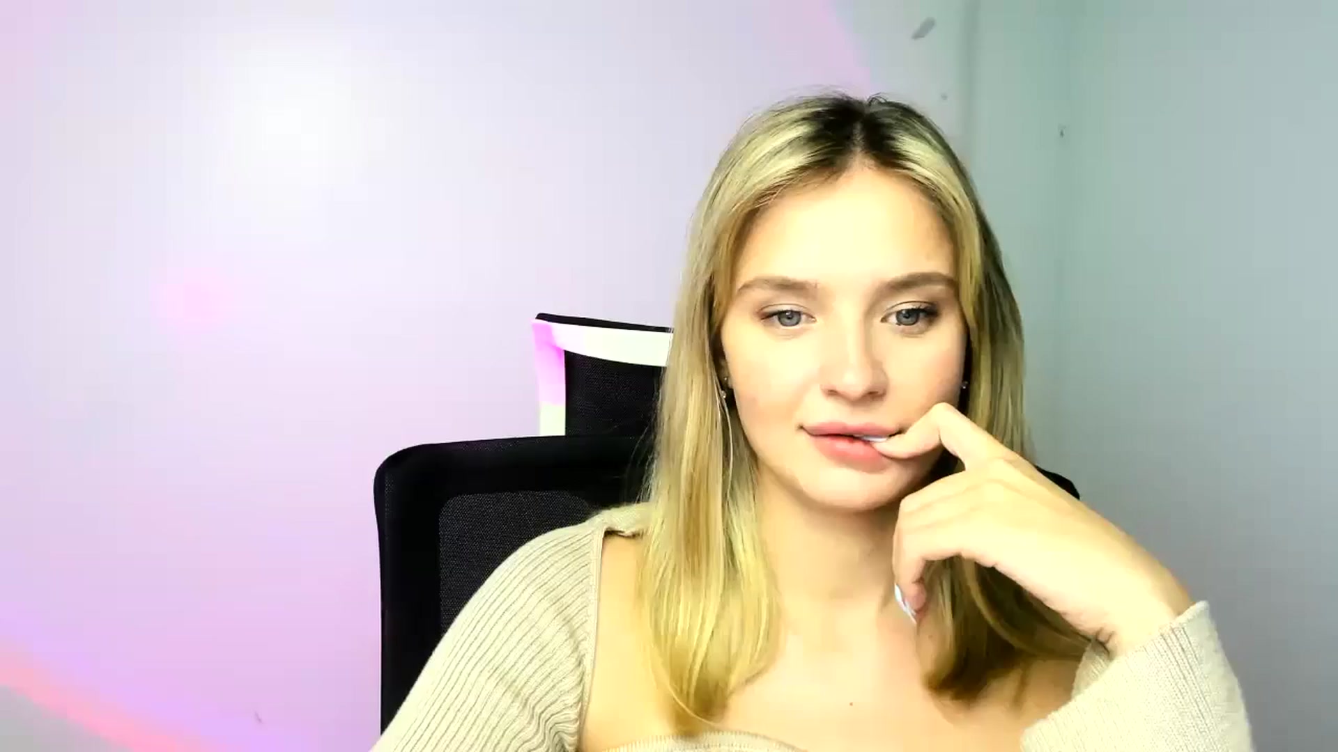 Gallery image thumbnail from Bella_amorere's myfreecams stream on, 12/18/2024, 16:26 image 9 of 20
