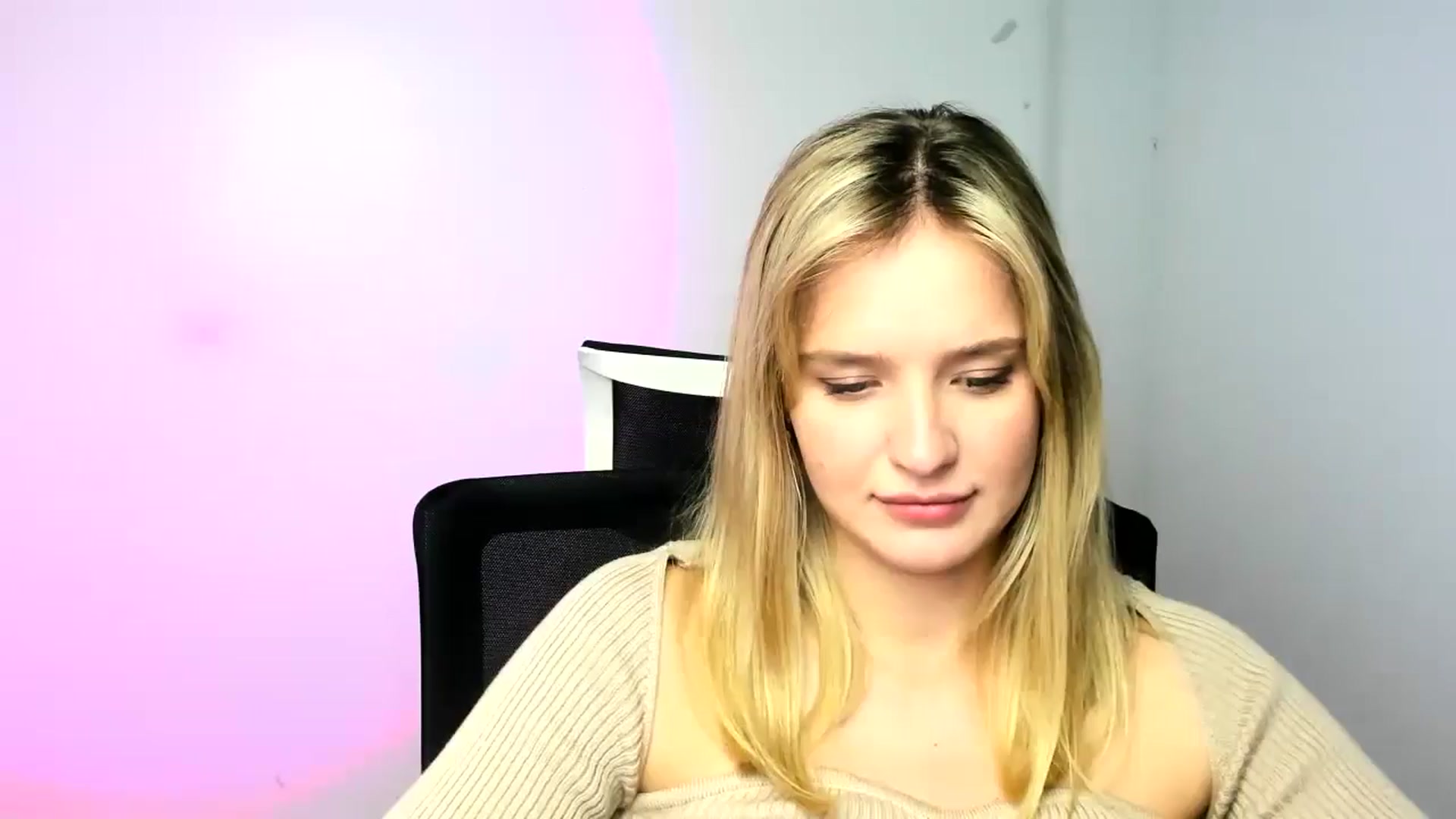 Gallery image thumbnail from Bella_amorere's myfreecams stream on, 12/18/2024, 16:26 image 1 of 20