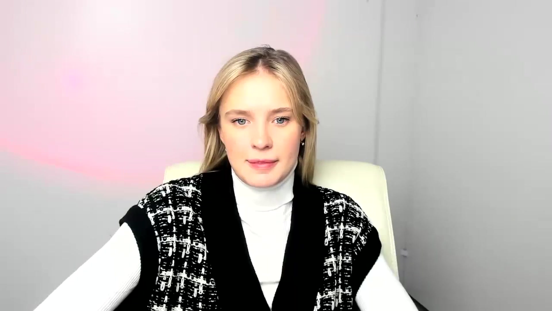 Gallery image thumbnail from Bella_amorere's myfreecams stream on, 12/22/2024, 09:44 image 13 of 20
