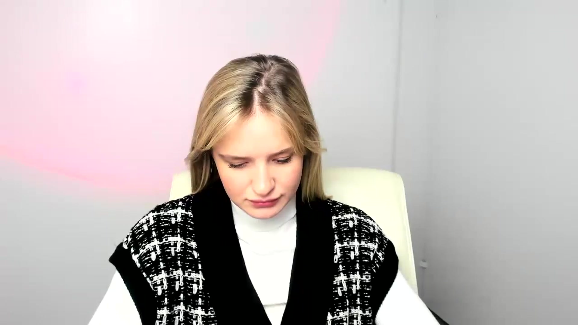 Gallery image thumbnail from Bella_amorere's myfreecams stream on, 12/22/2024, 09:44 image 15 of 20