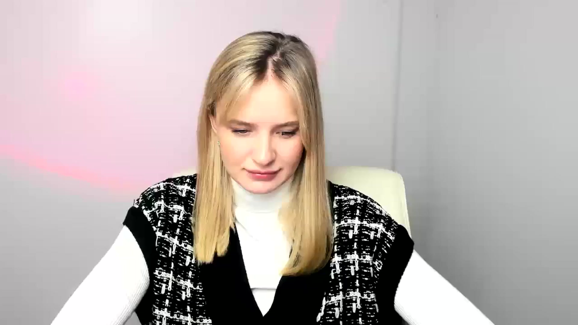 Gallery image thumbnail from Bella_amorere's myfreecams stream on, 12/22/2024, 09:44 image 3 of 20