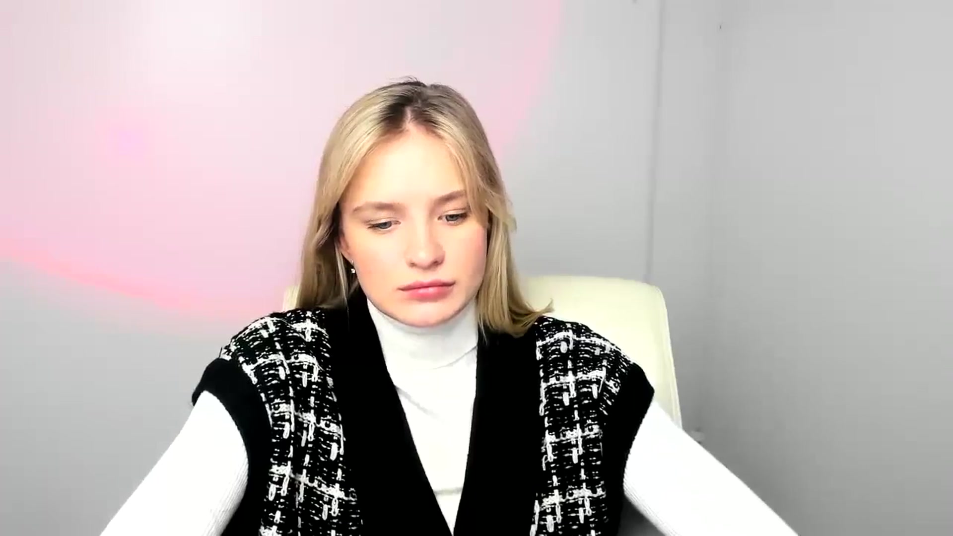 Gallery image thumbnail from Bella_amorere's myfreecams stream on, 12/22/2024, 09:44 image 19 of 20