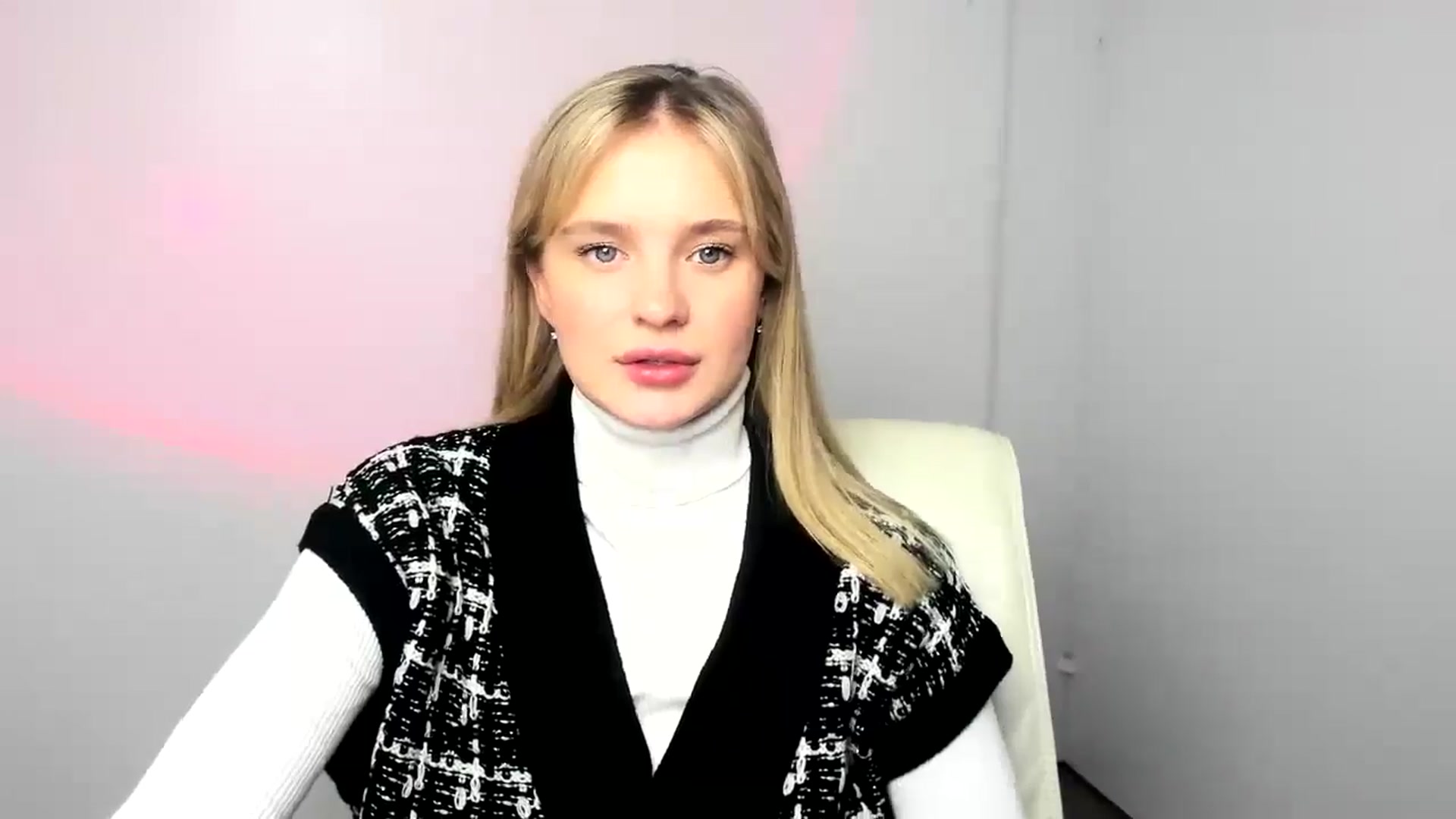Gallery image thumbnail from Bella_amorere's myfreecams stream on, 12/22/2024, 09:44 image 5 of 20