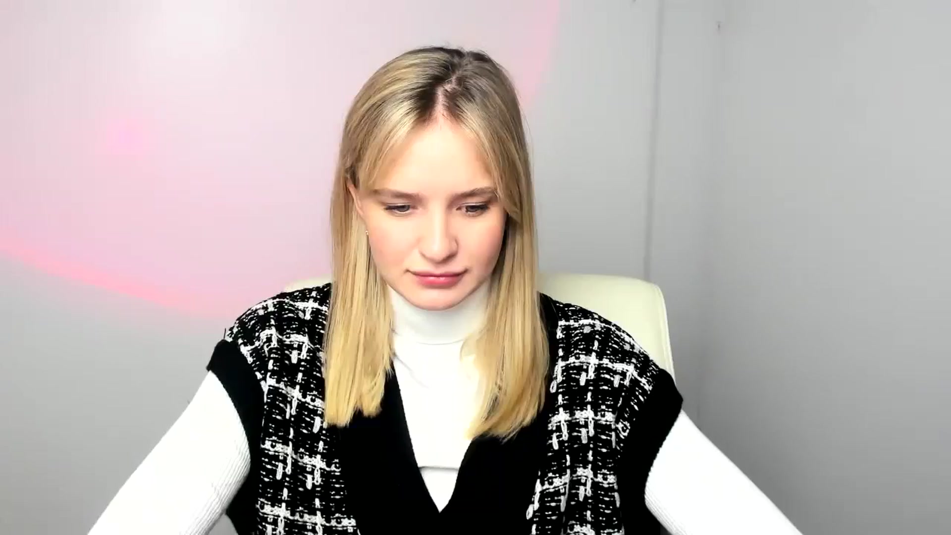 Gallery image thumbnail from Bella_amorere's myfreecams stream on, 12/22/2024, 09:44 image 1 of 20