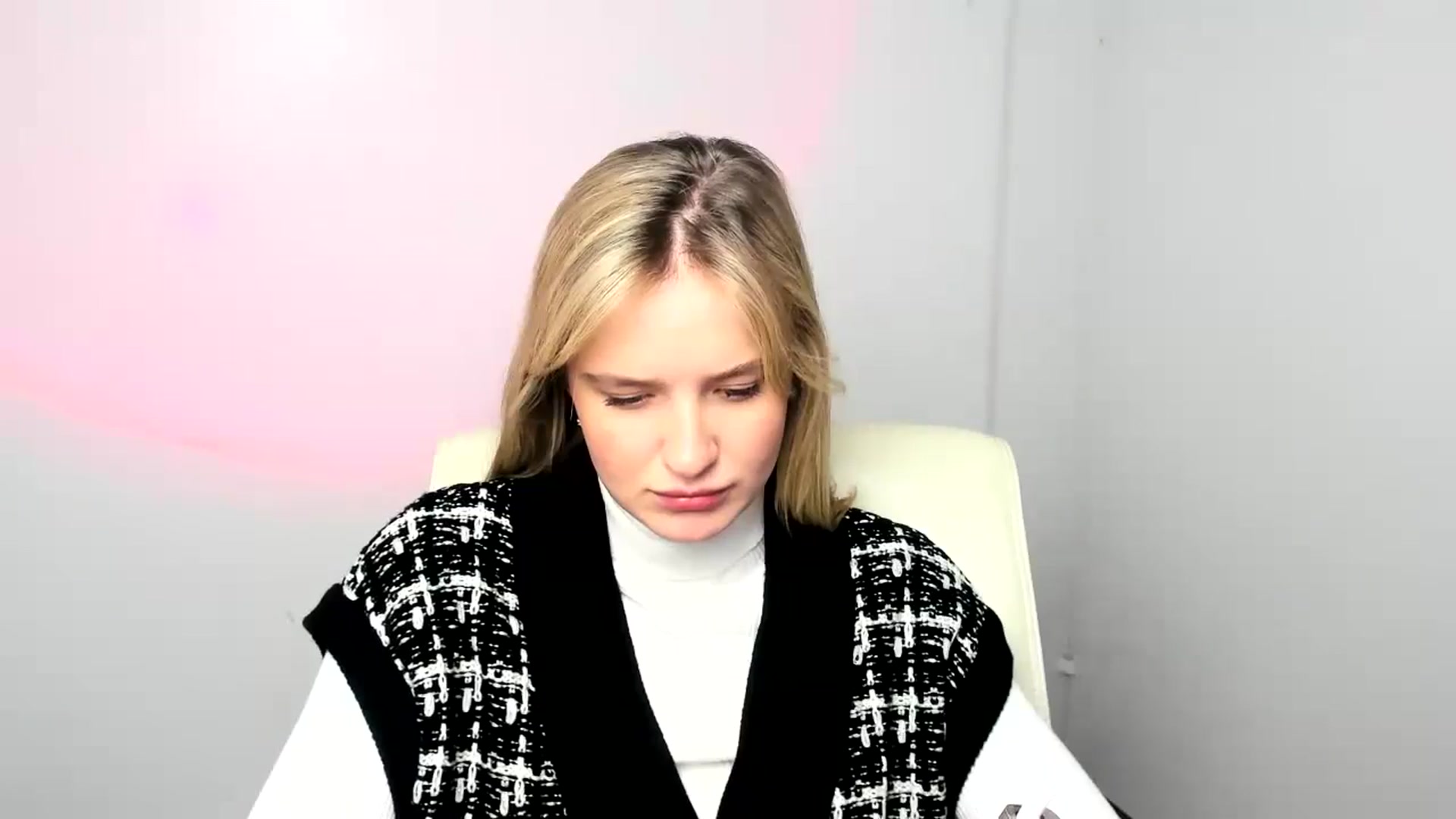 Gallery image thumbnail from Bella_amorere's myfreecams stream on, 12/22/2024, 09:44 image 18 of 20