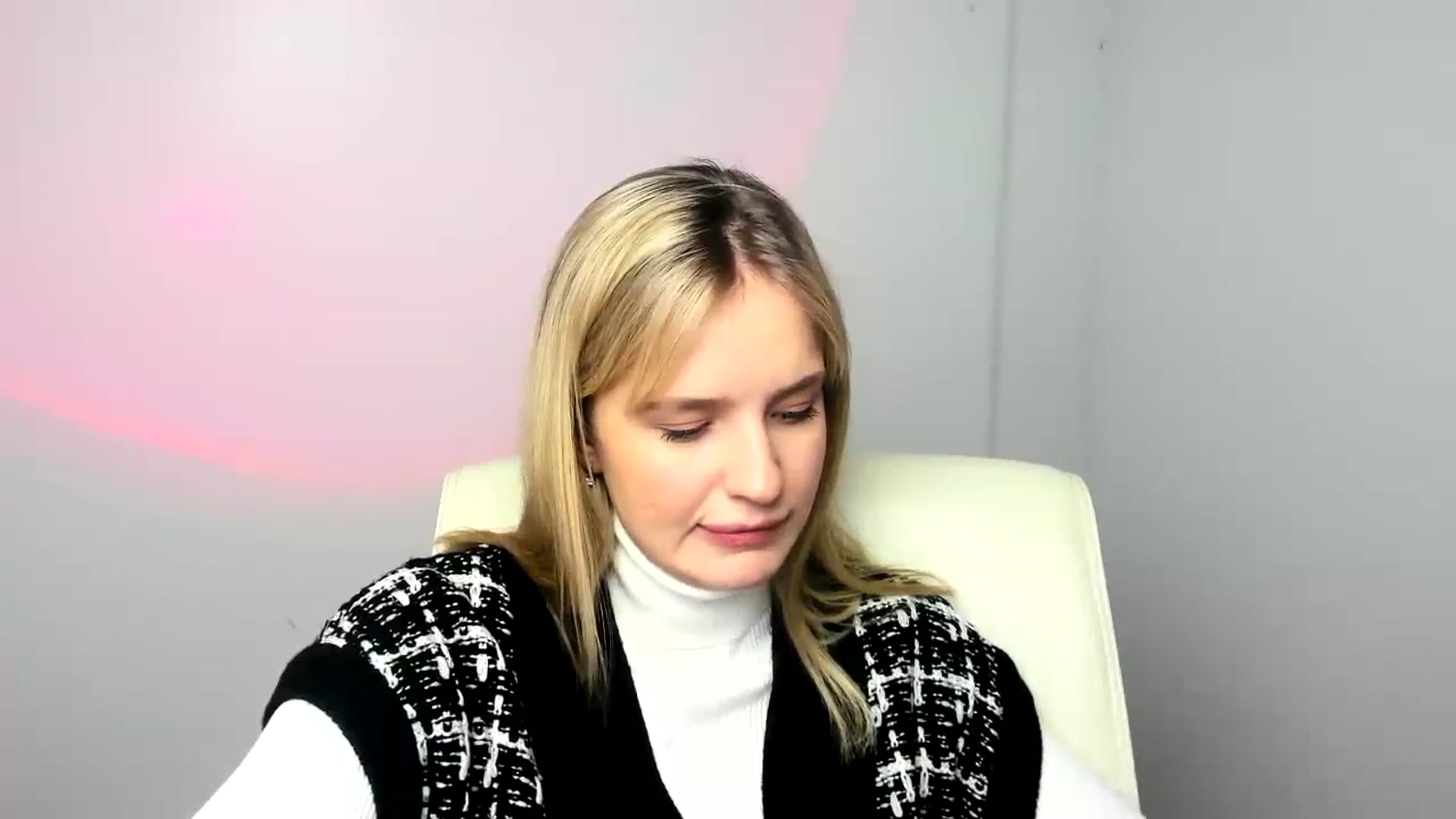 Gallery image thumbnail from Bella_amorere's myfreecams stream on, 12/22/2024, 10:11 image 2 of 20