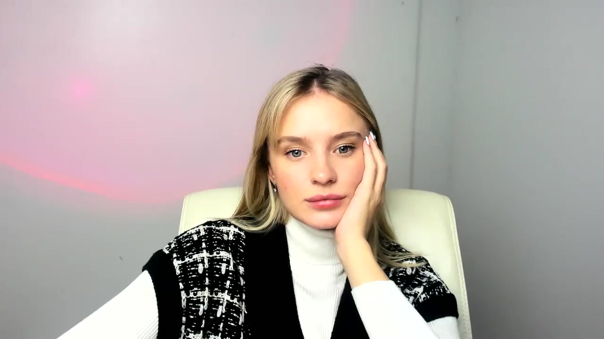 Gallery image thumbnail from Bella_amorere's myfreecams stream on, 12/22/2024, 10:11 image 15 of 20