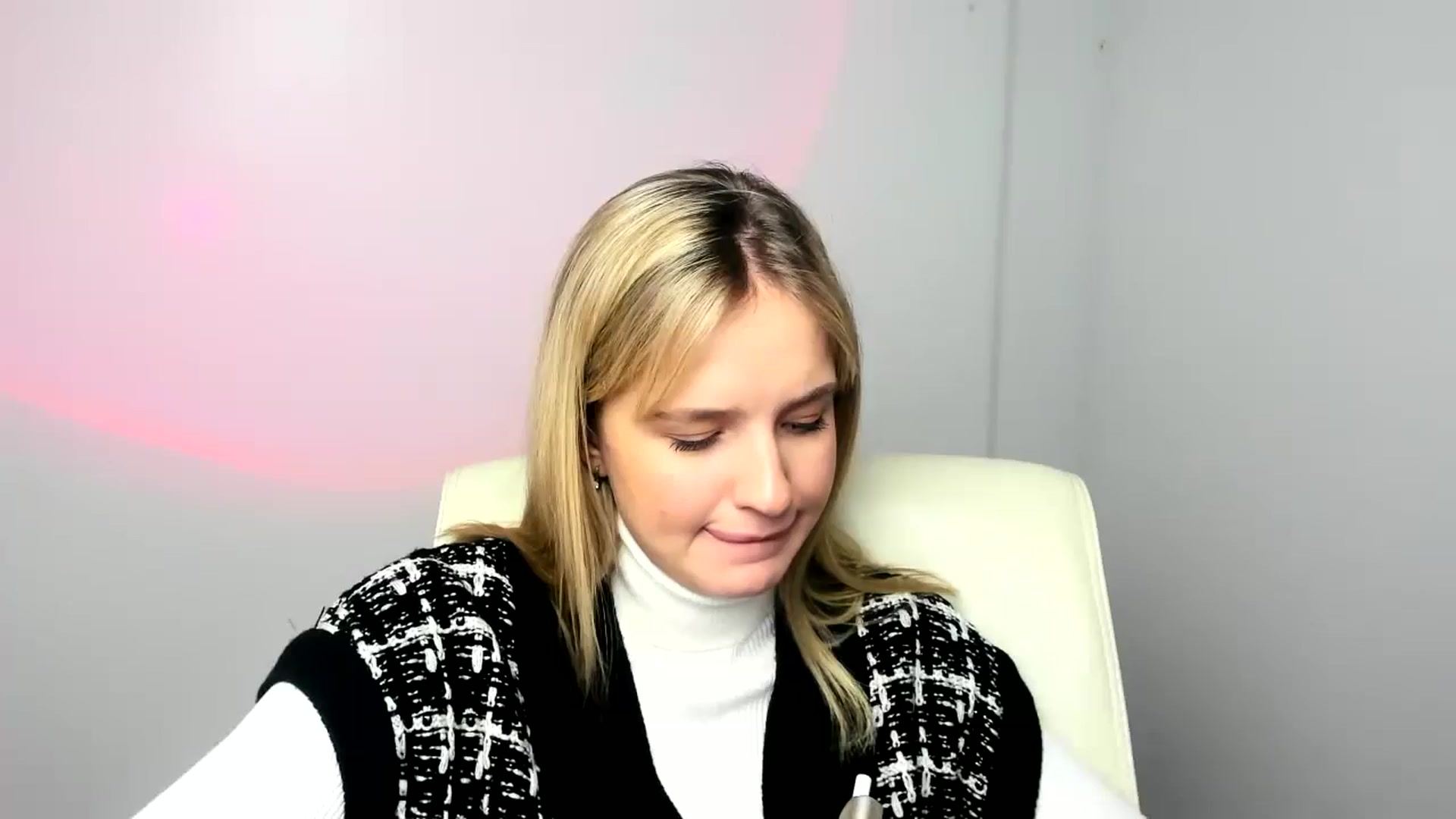 Gallery image thumbnail from Bella_amorere's myfreecams stream on, 12/22/2024, 10:11 image 1 of 20